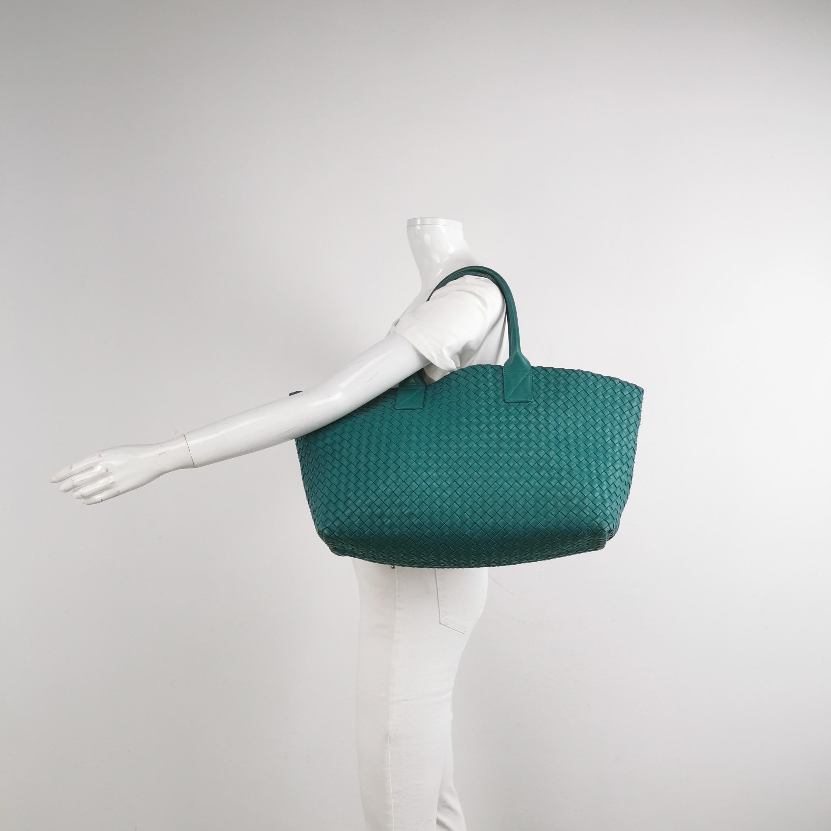 Bottega Veneta Cabat Große Intreccio Leder Tote Bag Grün mit Beutel 40cm
 Dies sind professionelle Fotos der tatsächlich von Luxbags angebotenen Tasche.
 Entdecken Sie den raffinierten Luxus der Bottega Veneta Cabat Intreccio Leather Tote Bag.
