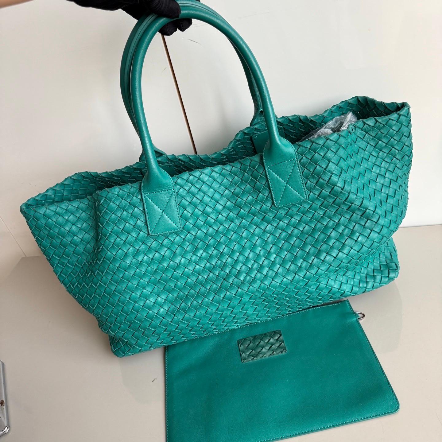 Bottega Veneta Cabat Large Intreccio Leather Tote Bag Green with Pouch 40cm In Excellent Condition For Sale In AUBERVILLIERS, FR