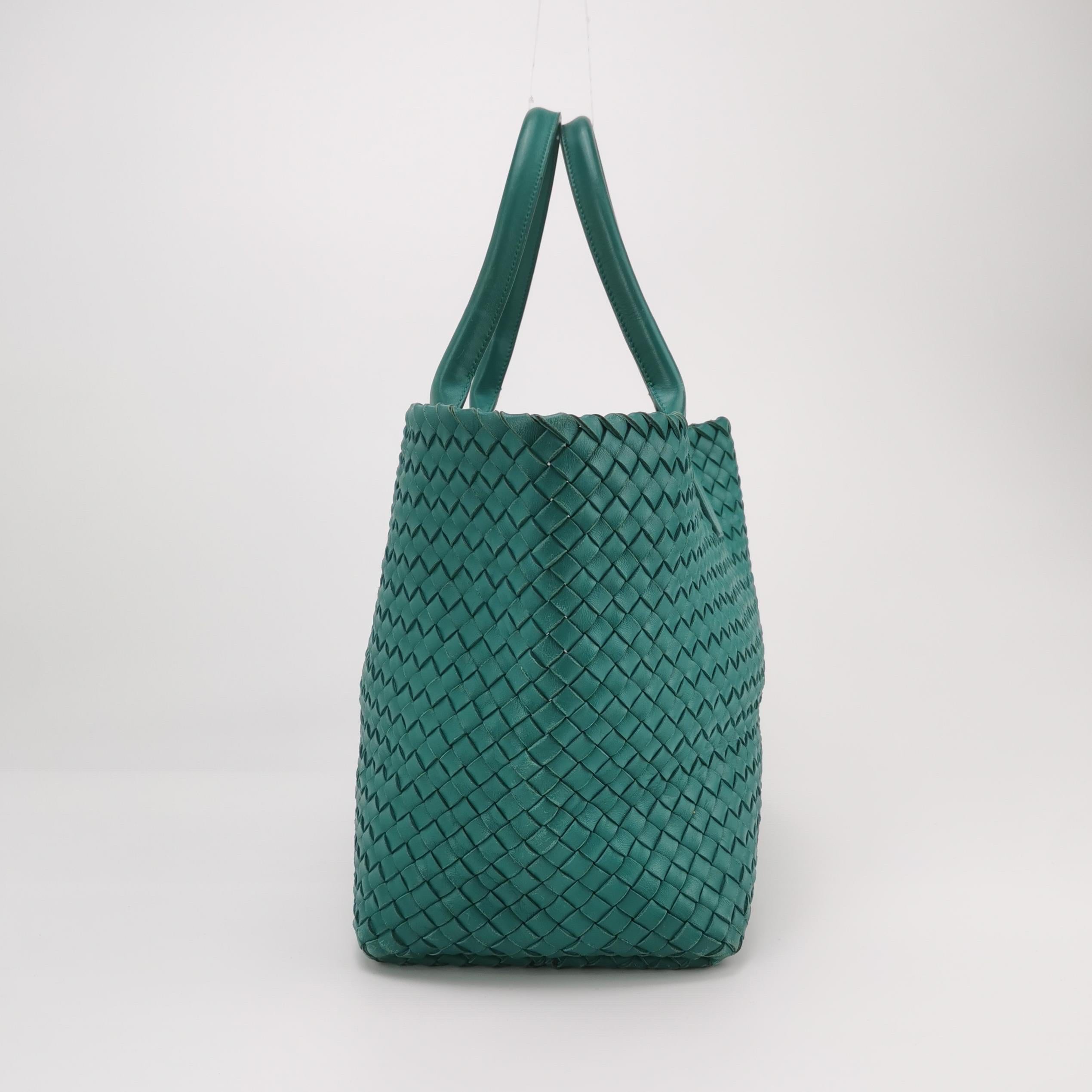 Bottega Veneta Cabat Große Intreccio Leder Tote Bag Grün mit Beutel 40cm im Zustand „Gut“ im Angebot in AUBERVILLIERS, FR