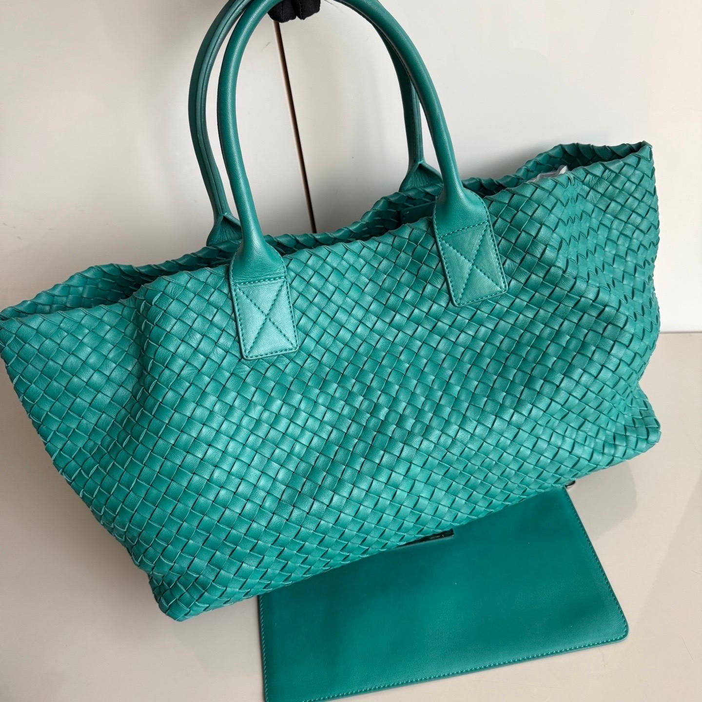 Women's Bottega Veneta Cabat Large Intreccio Leather Tote Bag Green with Pouch 40cm For Sale