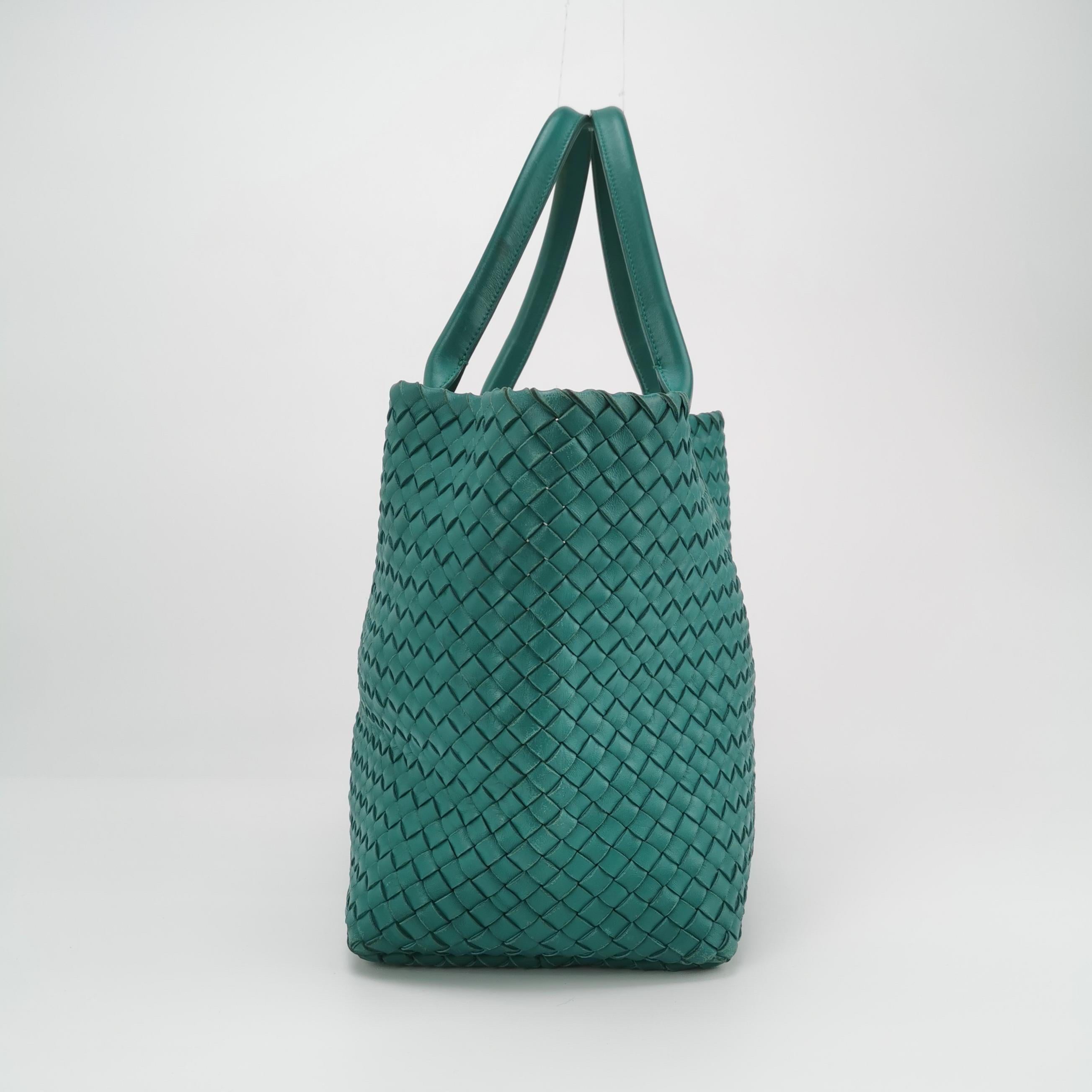 Bottega Veneta Cabat Große Intreccio Leder Tote Bag Grün mit Beutel 40cm im Angebot 1