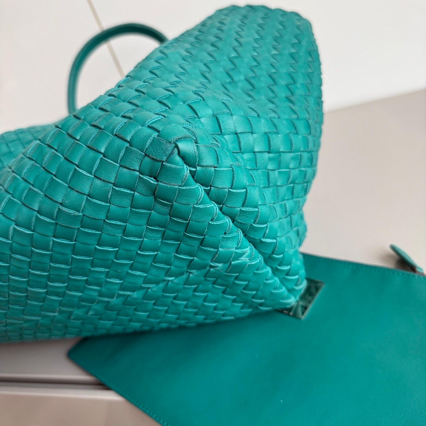 Bottega Veneta Cabat Large Intreccio Leather Tote Bag Green with Pouch 40cm For Sale 2