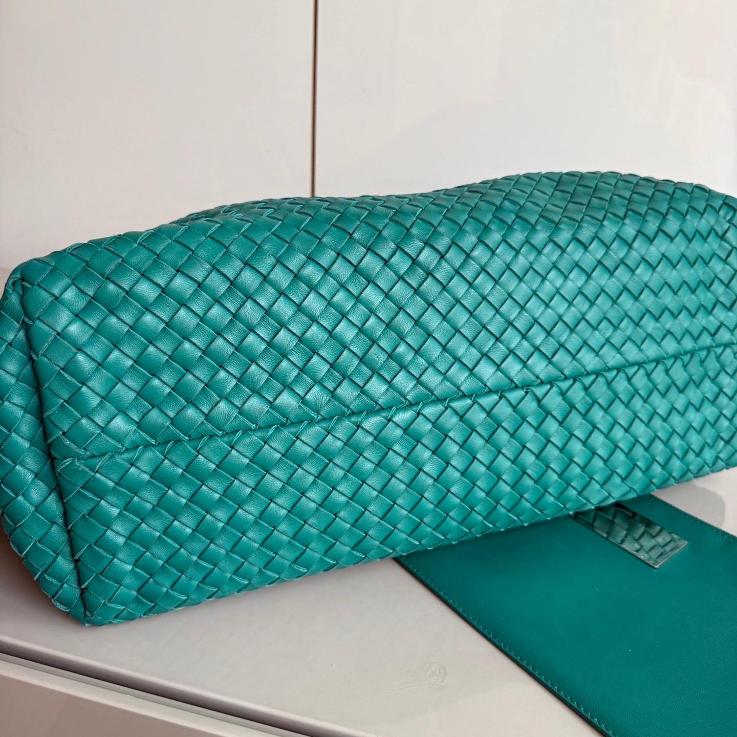 Bottega Veneta Cabat Large Intreccio Leather Tote Bag Green with Pouch 40cm For Sale 4