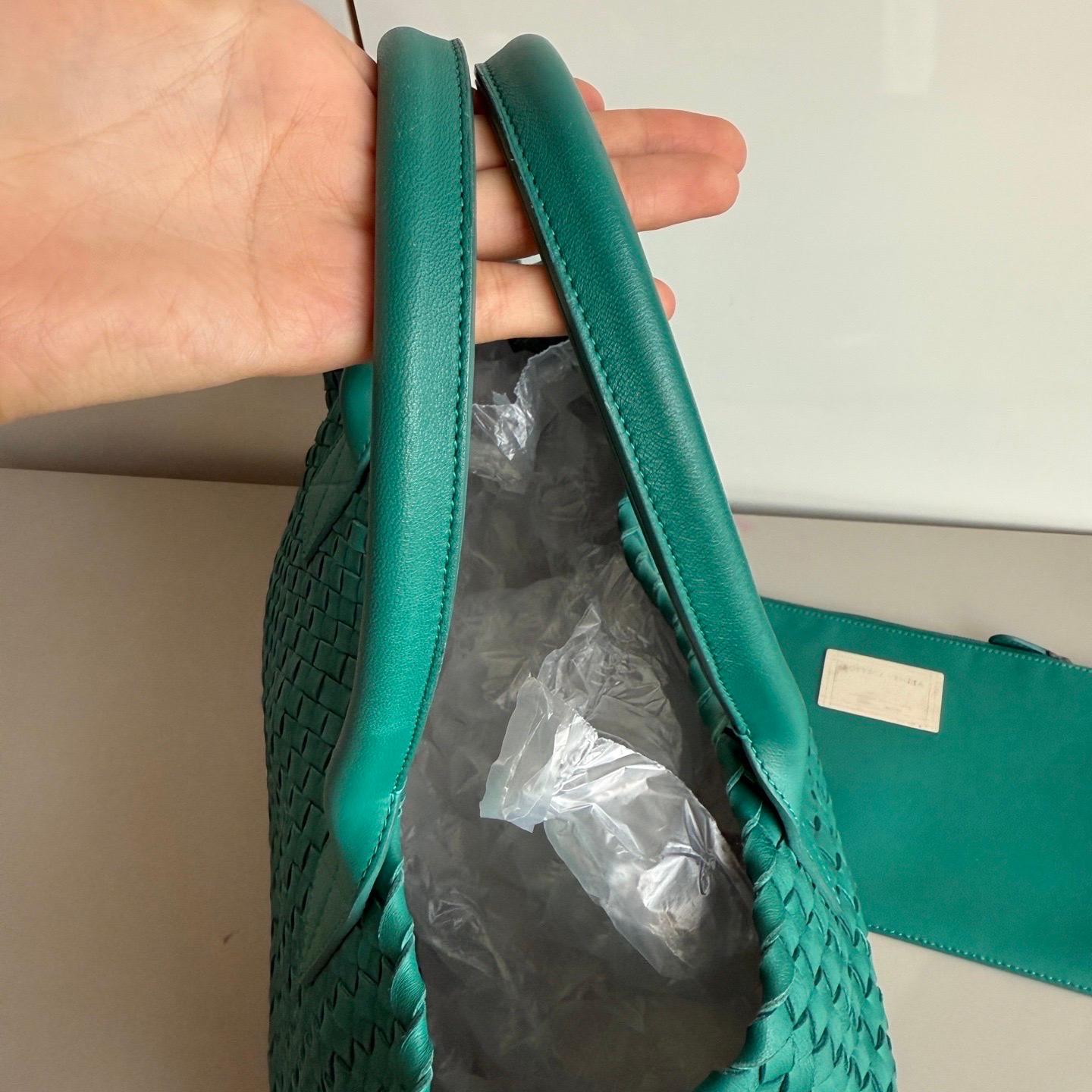 Bottega Veneta Cabat Large Intreccio Leather Tote Bag Green with Pouch 40cm For Sale 5