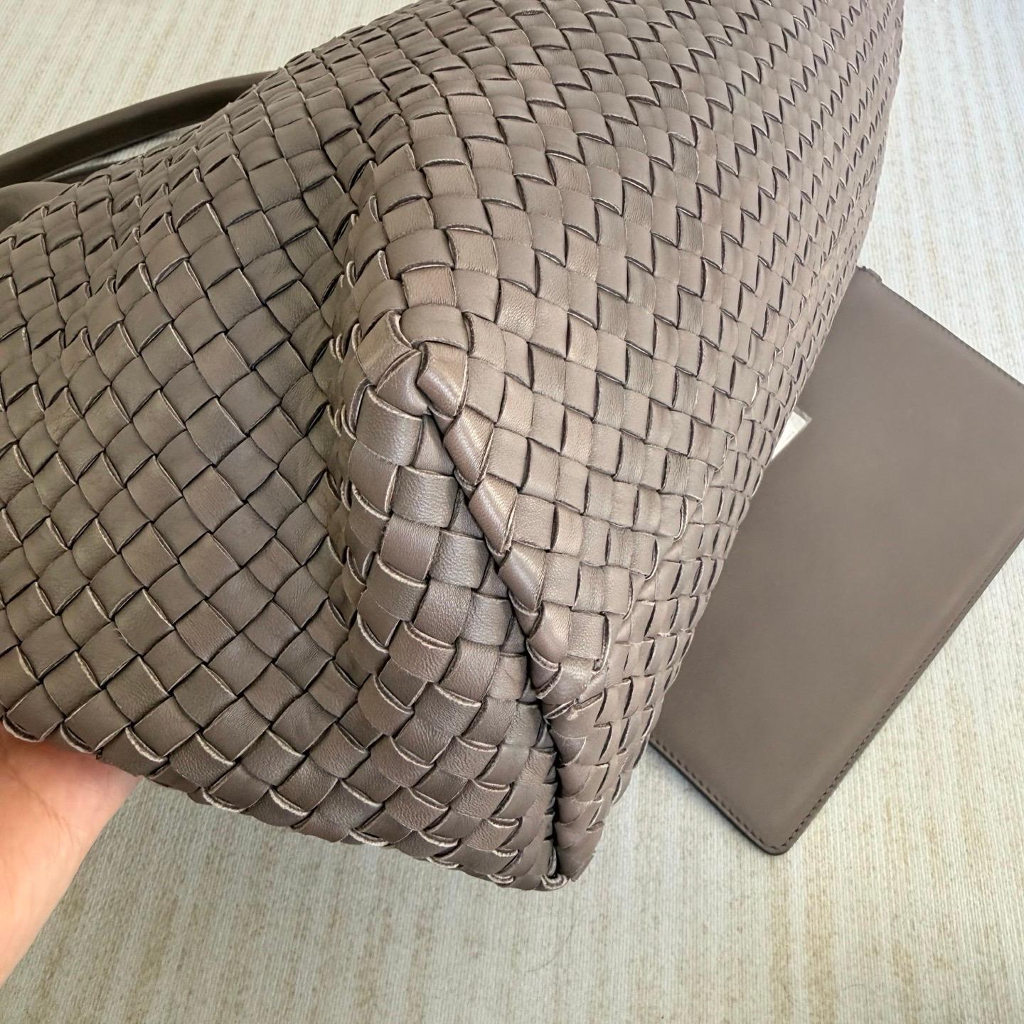 Bottega Veneta Cabat Large Intreccio Leather Tote Bag Grey 40-43cm en vente 5