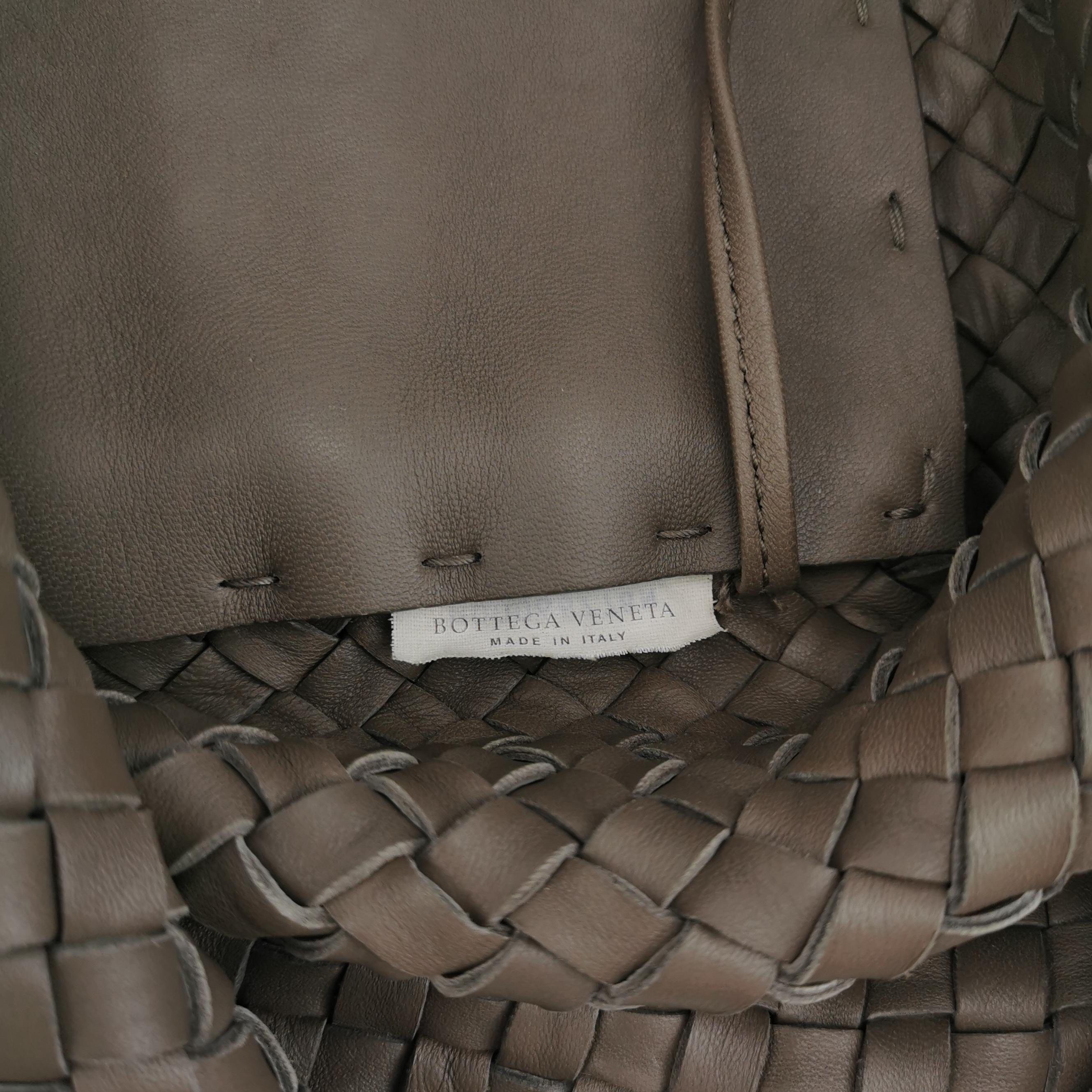 Bottega Veneta Cabat Large Intreccio Leather Tote Bag Grey 40-43cm in vendita 6