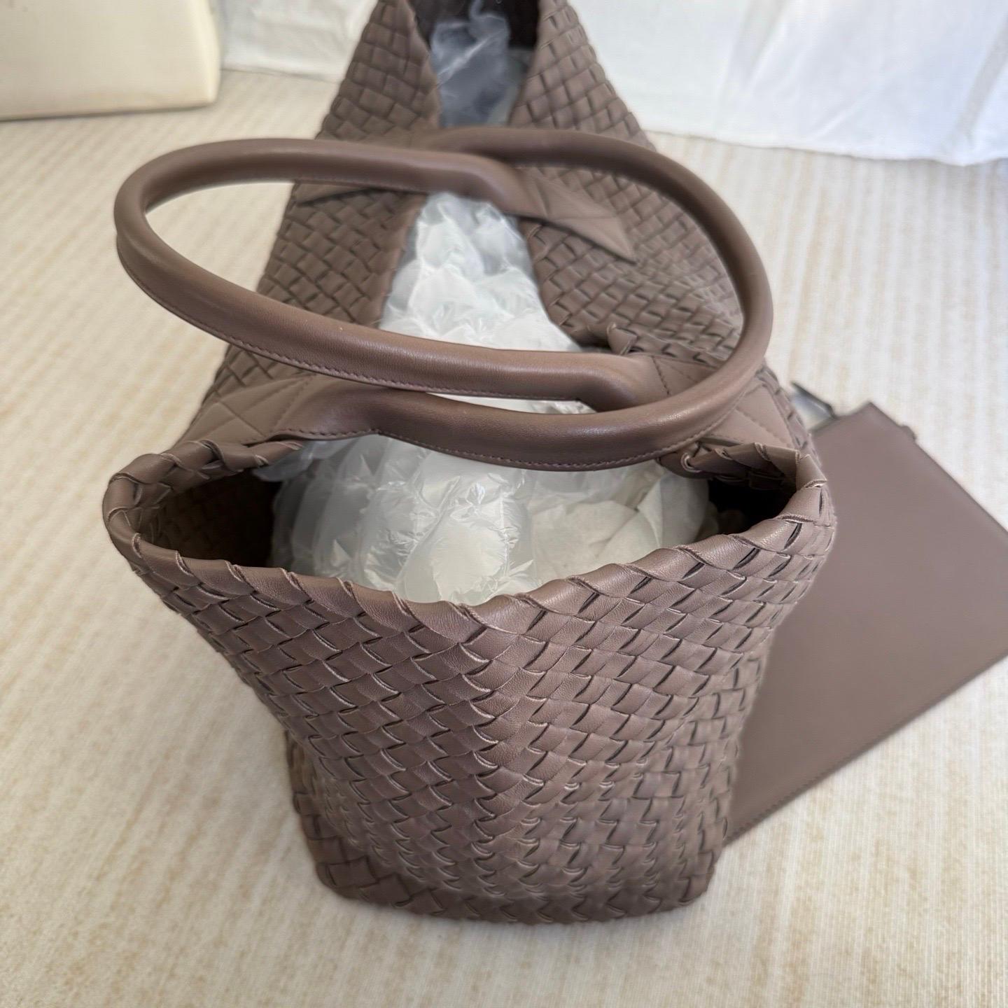 Bottega Veneta Cabat Large Intreccio Leather Tote Bag Grey 40-43cm en vente 6