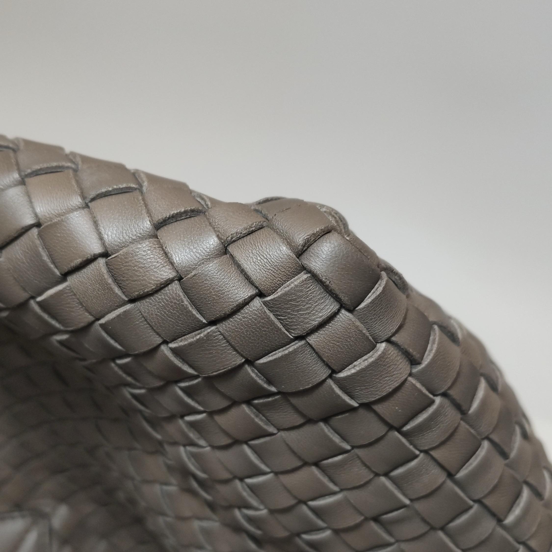 Bottega Veneta Cabat Large Intreccio Leather Tote Bag Grey 40-43cm in vendita 7