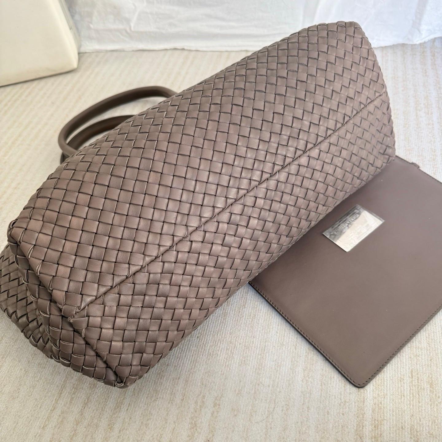 Bottega Veneta Cabat Large Intreccio Leather Tote Bag Grey 40-43cm en vente 7
