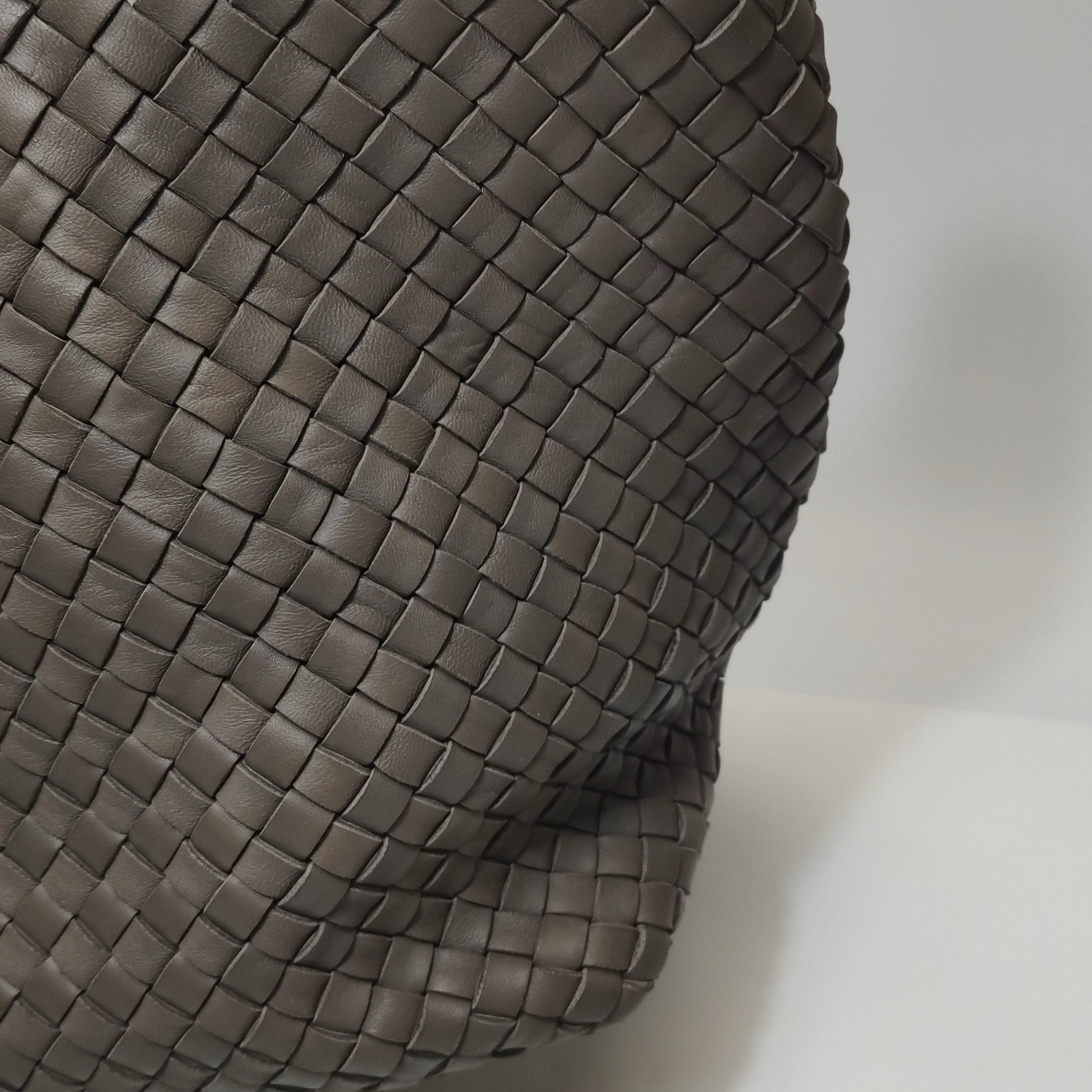 Bottega Veneta Cabat Large Intreccio Leather Tote Bag Grey 40-43cm in vendita 8
