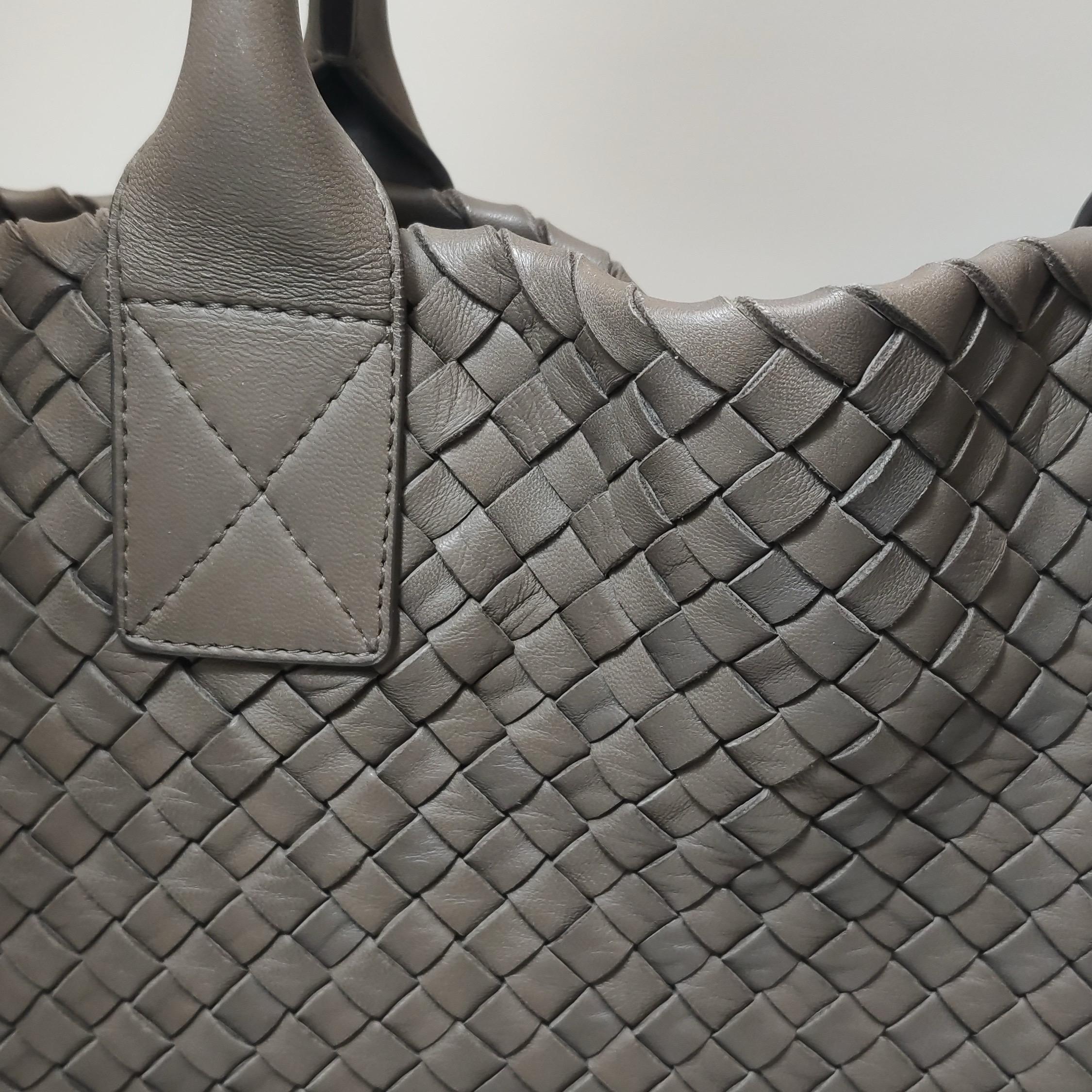 Bottega Veneta Cabat Large Intreccio Leather Tote Bag Grey 40-43cm in vendita 9
