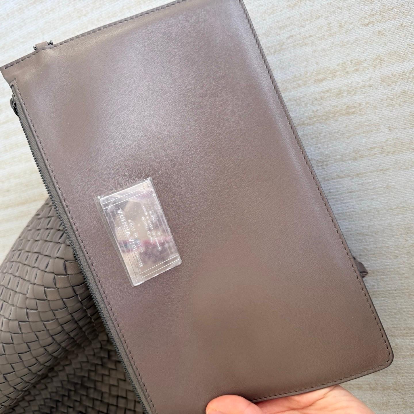 Bottega Veneta Cabat Large Intreccio Leather Tote Bag Grey 40-43cm en vente 10