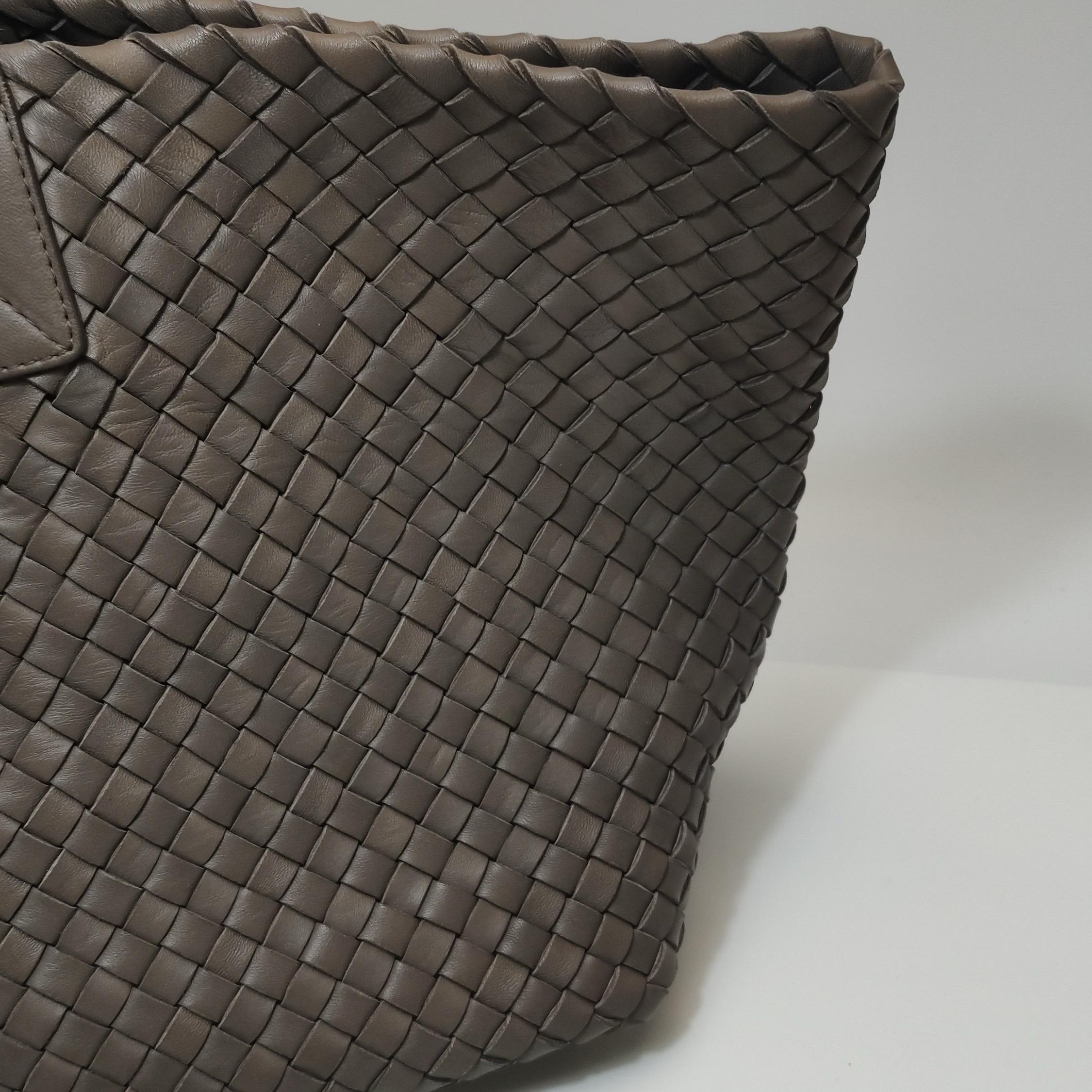 Bottega Veneta Cabat Large Intreccio Leather Tote Bag Grey 40-43cm in vendita 12