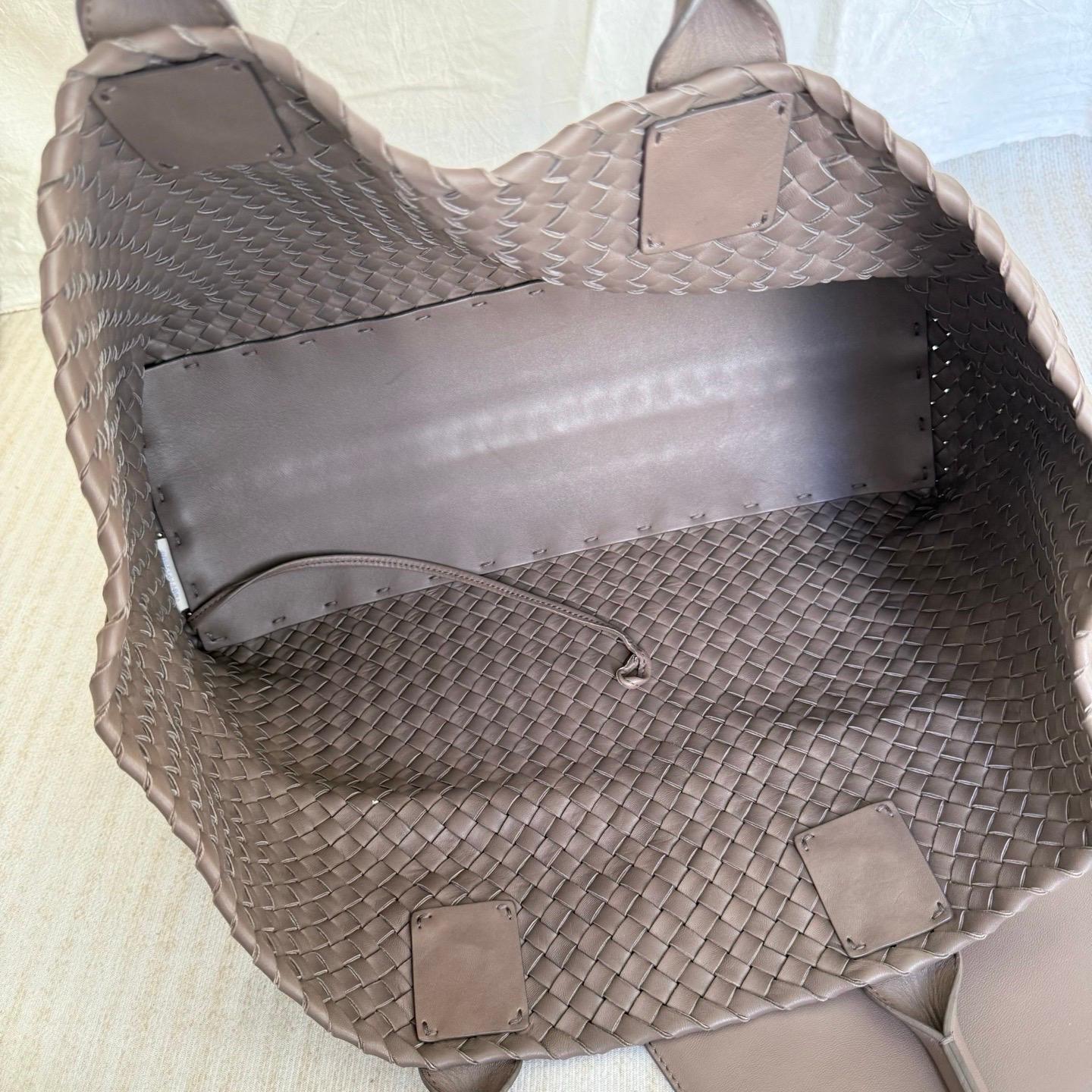 Bottega Veneta Cabat Large Intreccio Leather Tote Bag Grey 40-43cm en vente 12