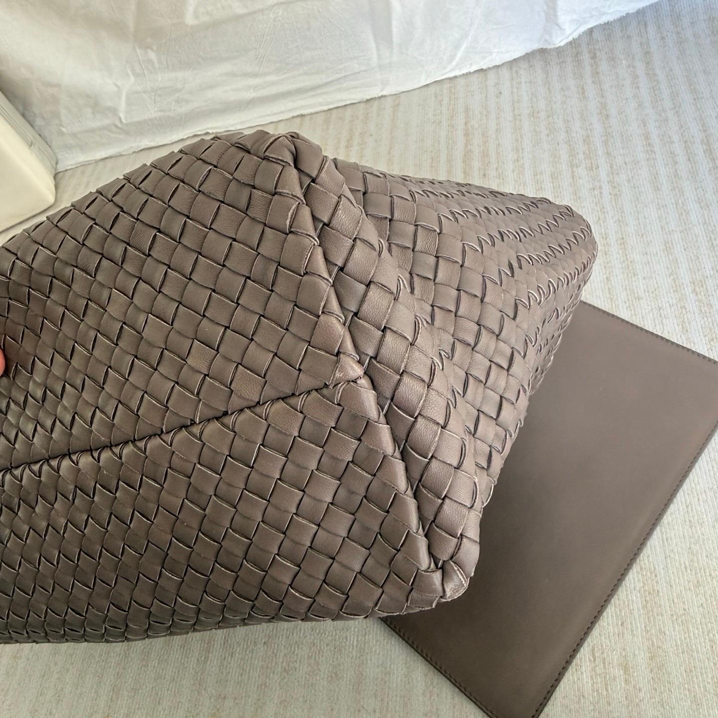 Bottega Veneta Cabat Large Intreccio Leather Tote Bag Grey 40-43cm en vente 13