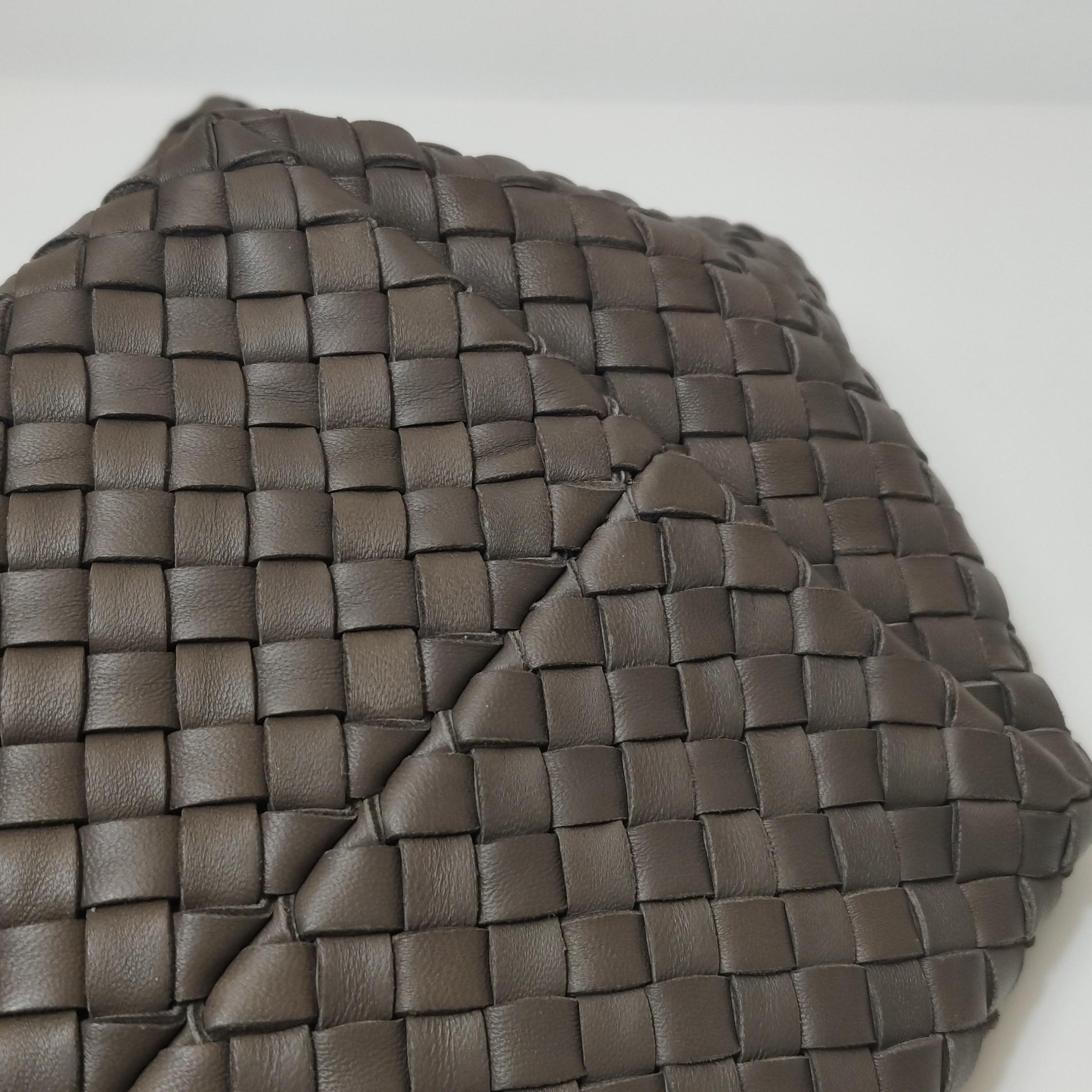 Bottega Veneta Cabat Large Intreccio Leather Tote Bag Grey 40-43cm in vendita 14
