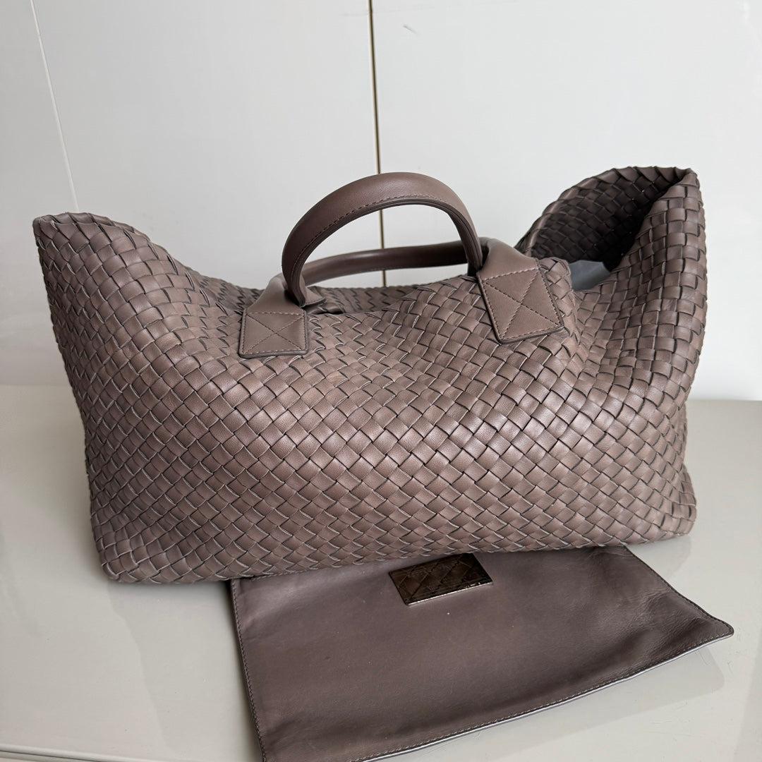 Bottega Veneta Cabat Large Intreccio Leather Tote Bag Grey 40-43cm
 These are professional photos of the actual bag.
 Discover the sophisticated luxury of the Bottega Veneta Cabat Intreccio Leather Tote Bag. Revel in its stylish cult design,