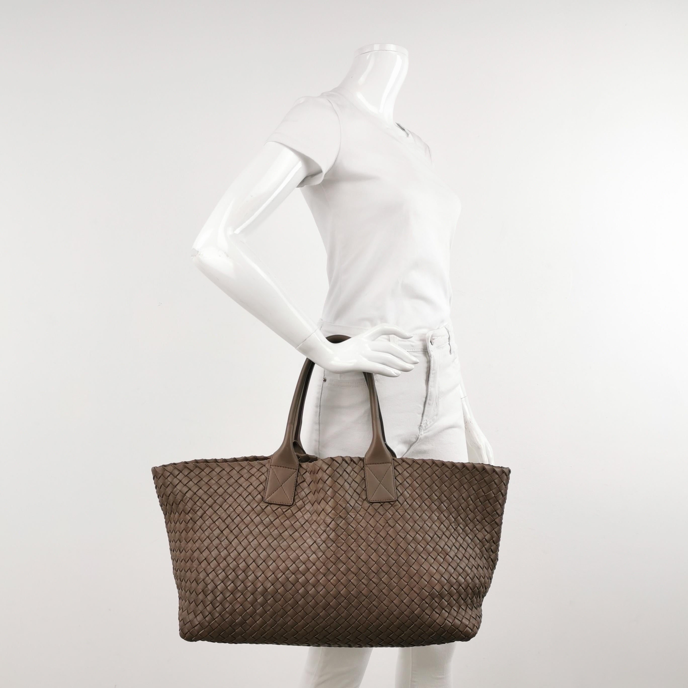 Scopri il lusso sofisticato della Bottega Veneta Cabat Intreccio Leather Tote Bag. Goditi il suo elegante design di culto, realizzato a mano in una lussuosa pelle di vitello con il caratteristico intreccio. 

Ogni Cabat richiede a ciascun artigiano