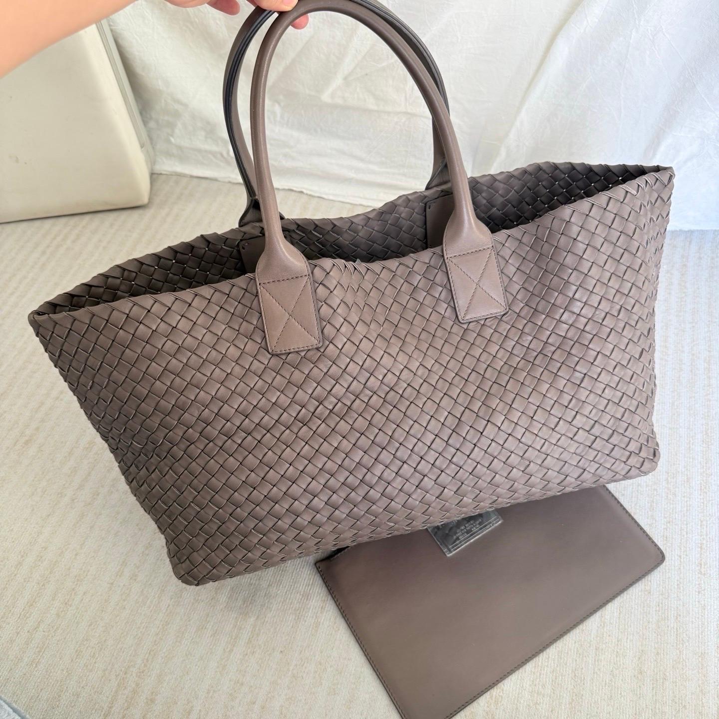 Bottega Veneta Cabat Large Intreccio Leather Tote Bag Grey 40-43cm
 Il s'agit de photos professionnelles du sac.
 Découvrez le luxe sophistiqué du sac fourre-tout en cuir Bottega Veneta Cabat Intreccio. Vous serez séduit par l'élégance de son design
