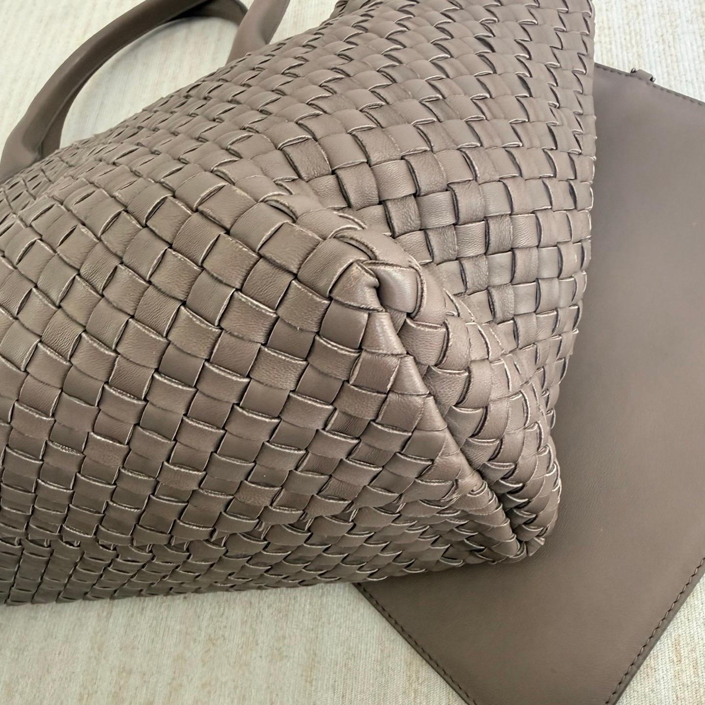 Bottega Veneta Cabat Large Intreccio Leather Tote Bag Grey 40-43cm en vente 15