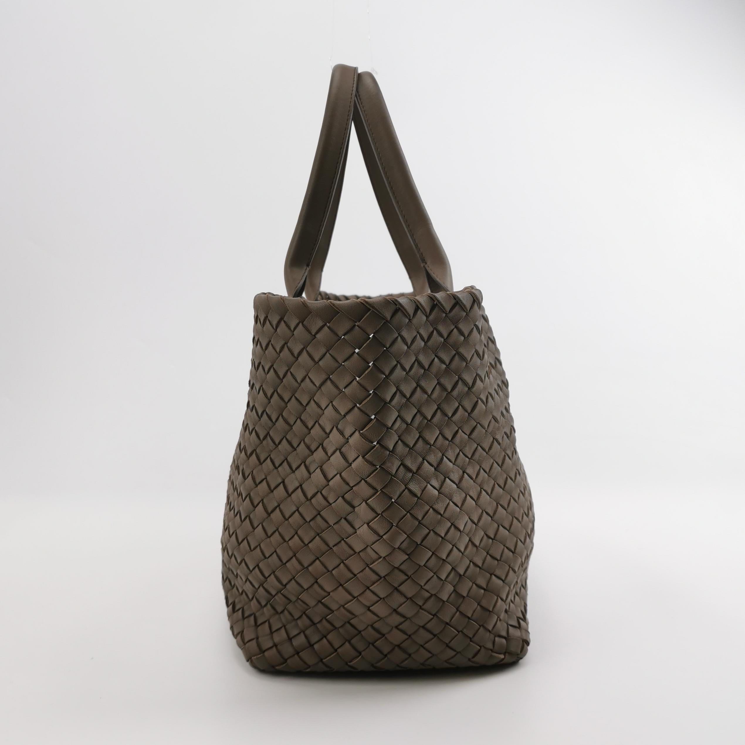 Bottega Veneta Cabat Large Intreccio Leather Tote Bag Grey 40-43cm In condizioni buone in vendita a AUBERVILLIERS, FR