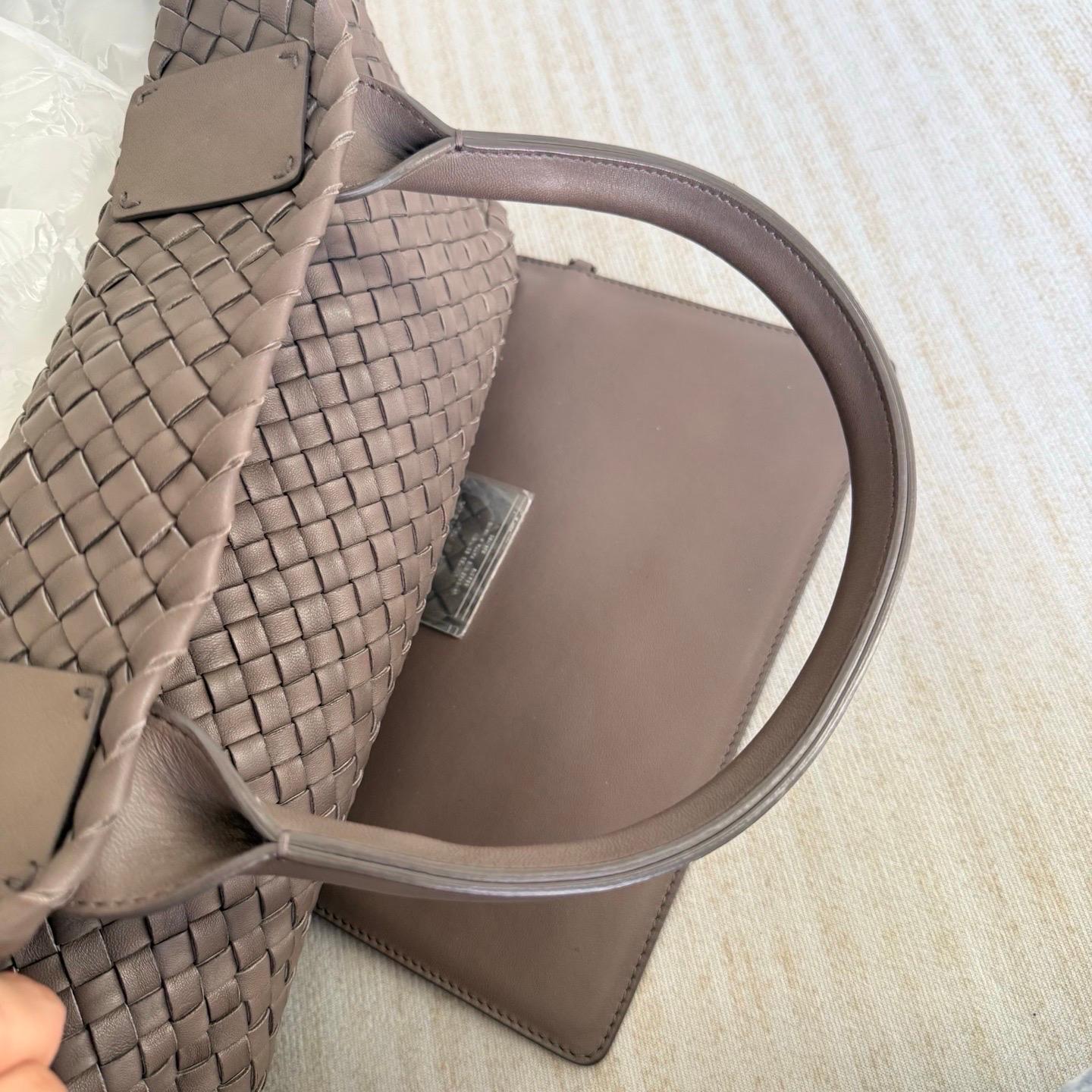 Bottega Veneta Cabat Large Intreccio Leather Tote Bag Grey 40-43cm Excellent état - En vente à AUBERVILLIERS, FR