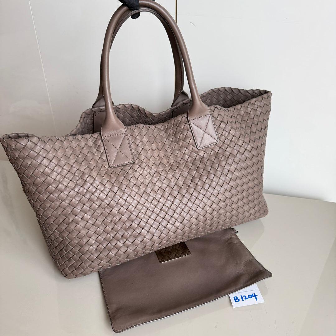 Women's Bottega Veneta Cabat Large Intreccio Leather Tote Bag Grey 40-43cm For Sale