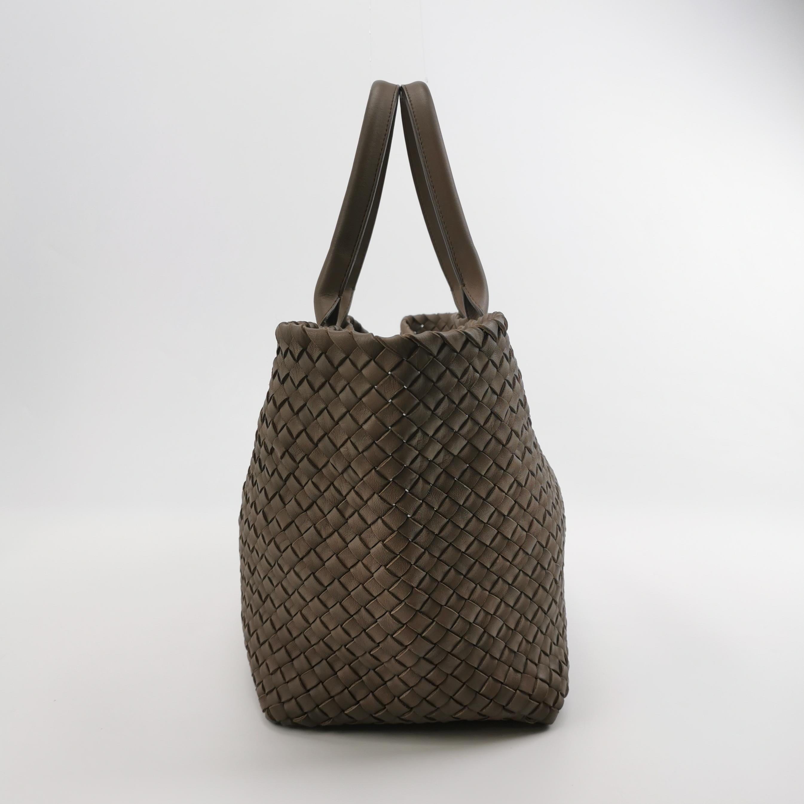 Bottega Veneta Cabat Large Intreccio Leather Tote Bag Grey 40-43cm in vendita 1