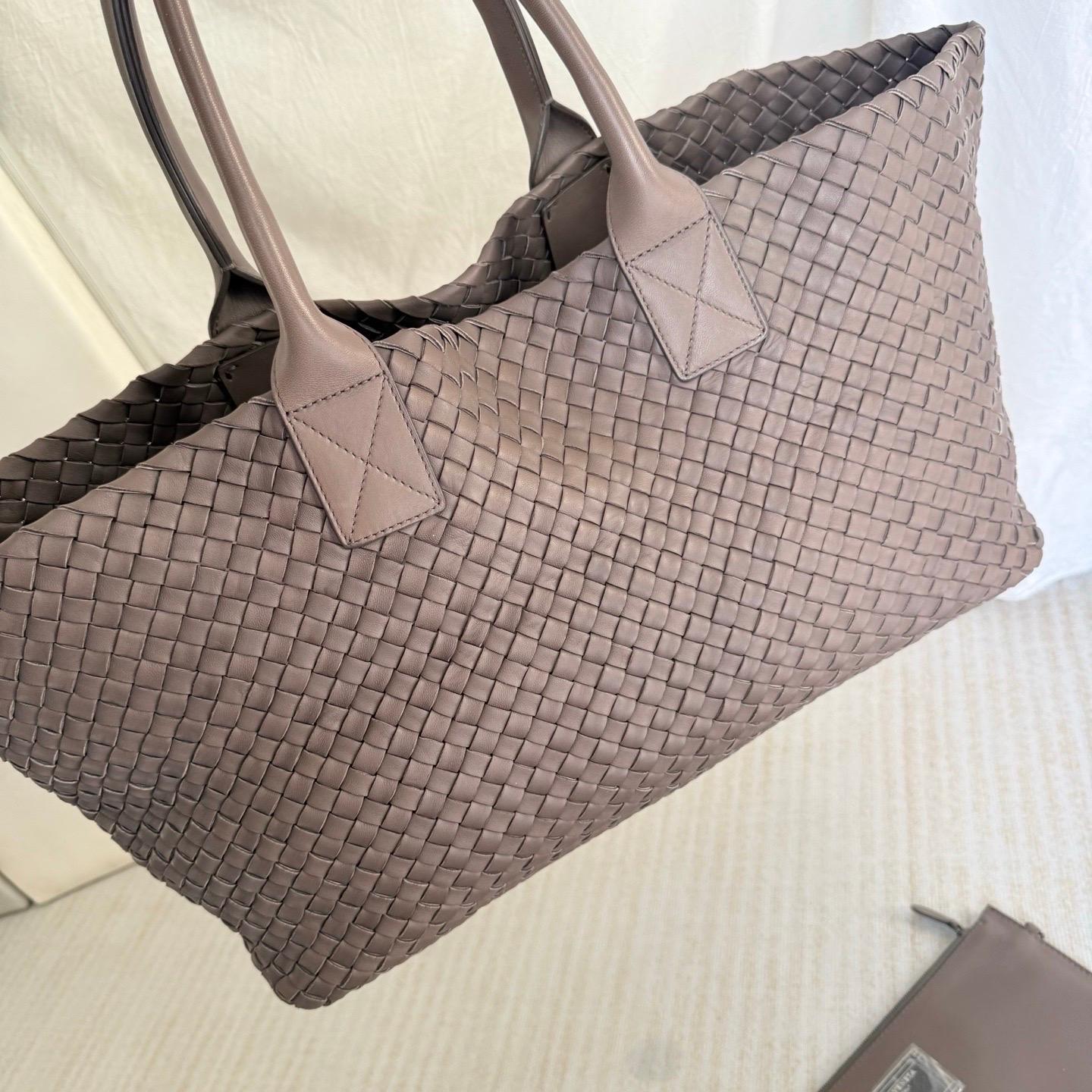 Bottega Veneta Cabat Large Intreccio Leather Tote Bag Grey 40-43cm en vente 1
