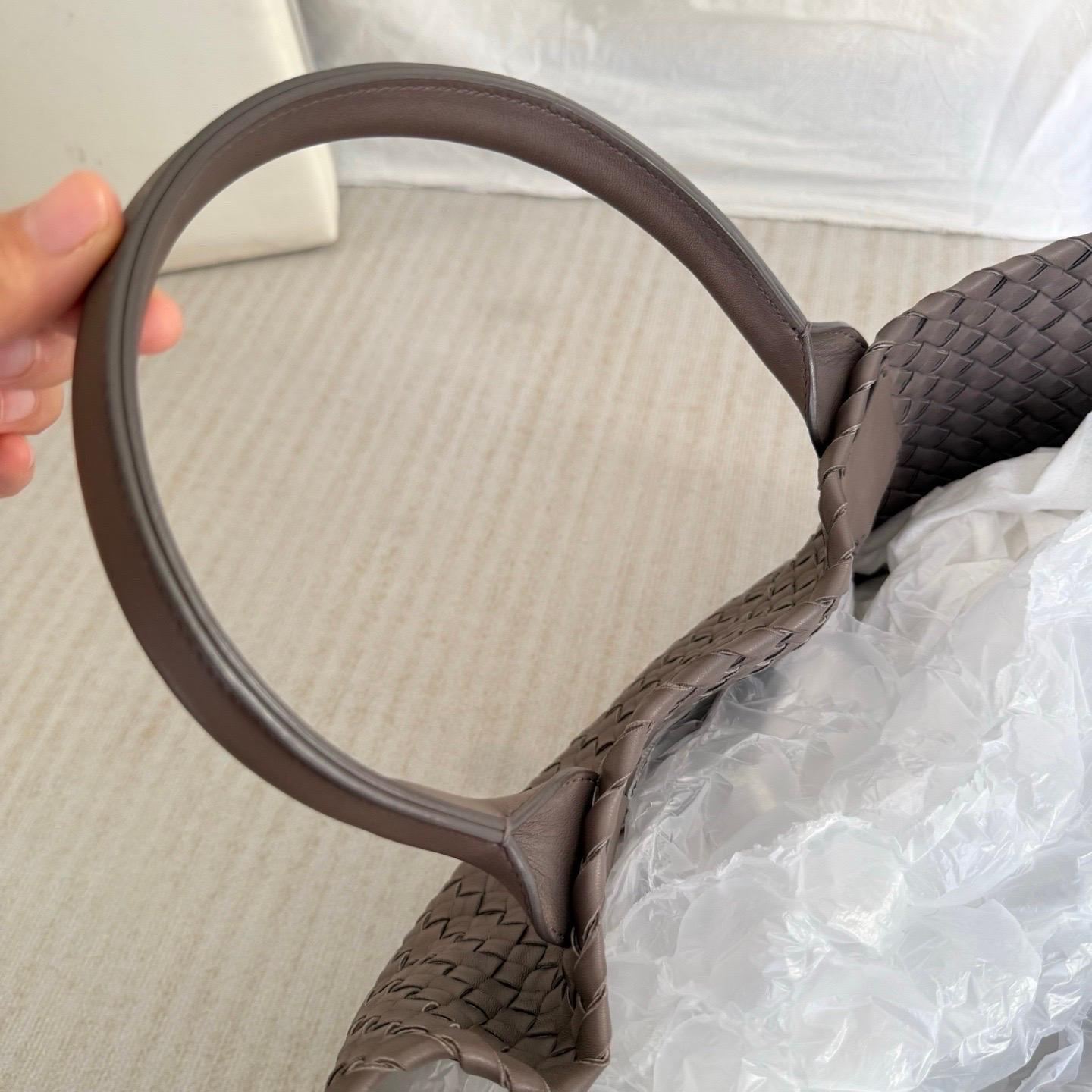 Bottega Veneta Cabat Large Intreccio Leather Tote Bag Grey 40-43cm en vente 2