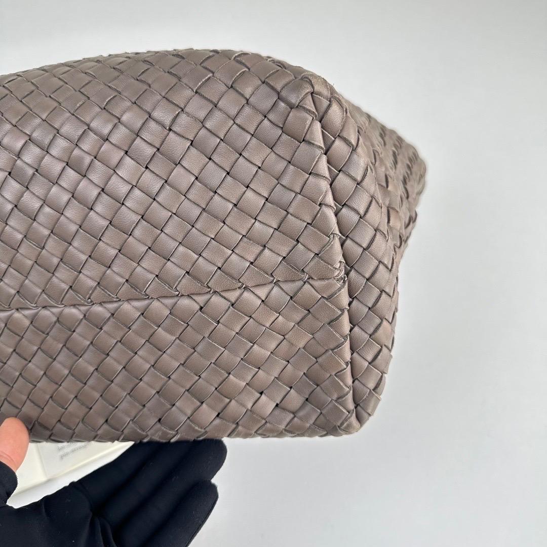 Bottega Veneta Cabat Large Intreccio Leather Tote Bag Grey 40-43cm For Sale 4