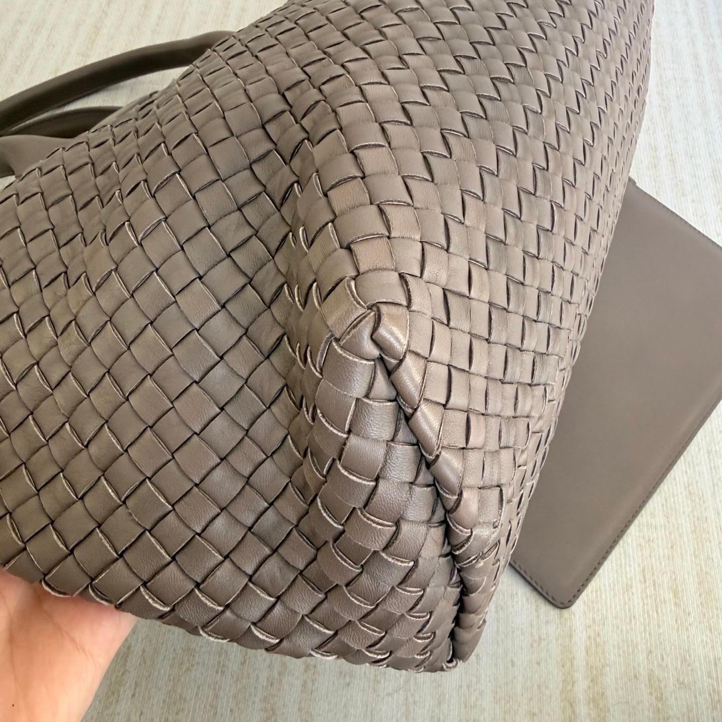 Bottega Veneta Cabat Large Intreccio Leather Tote Bag Grey 40-43cm en vente 3