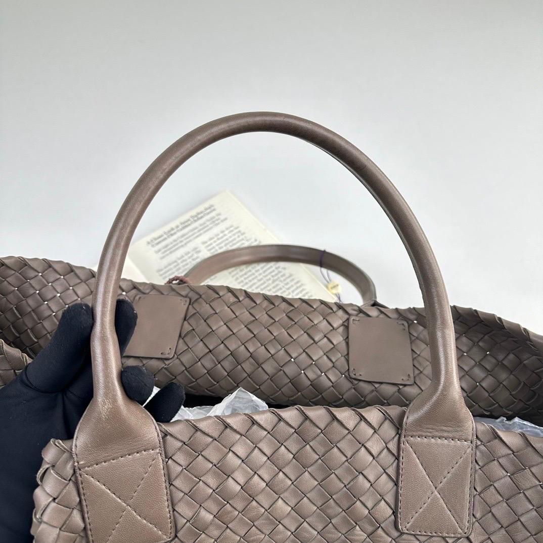 Bottega Veneta Cabat Large Intreccio Leather Tote Bag Grey 40-43cm For Sale 5
