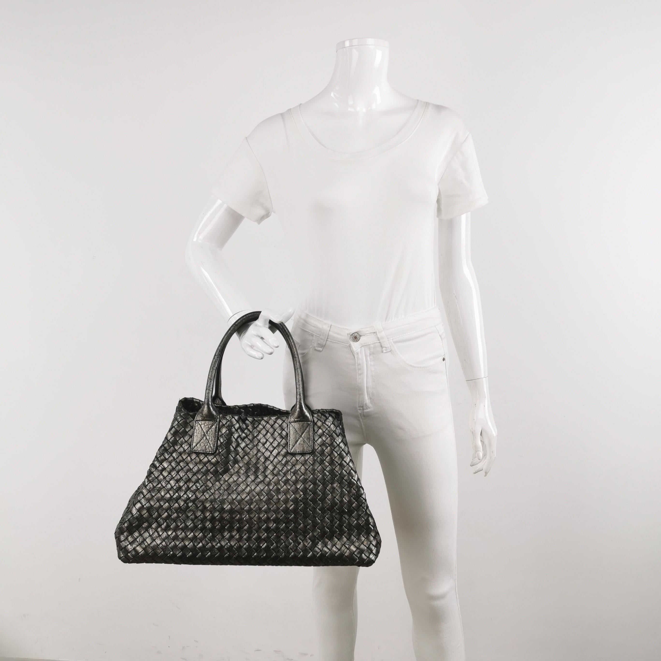 Entdecken Sie den raffinierten Luxus der Bottega Veneta Cabat Intreccio Leather Tote Bag. Schwelgen Sie in ihrem stilvollen Kultdesign, handgefertigt aus luxuriösem Kalbsleder mit dem charakteristischen Intreccio-Gewebe. 

Jeder Bottega