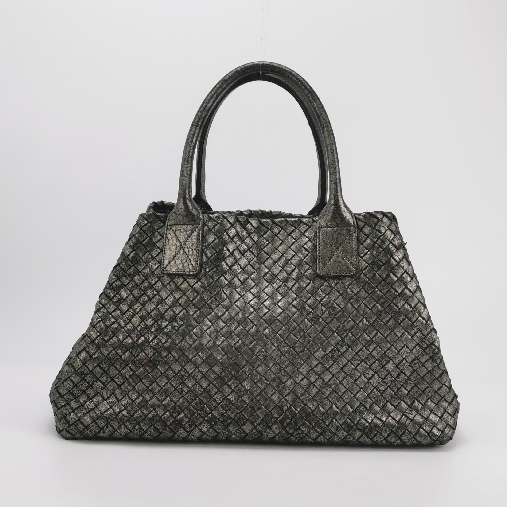 Bottega Veneta Cabat Große Intreccio Leder Tote Bag Metallic 40cm im Zustand „Gut“ im Angebot in AUBERVILLIERS, FR