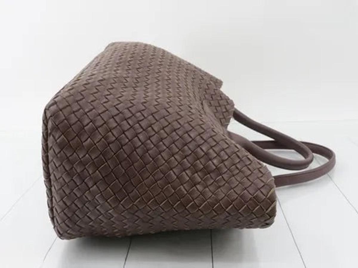 Bottega Veneta Cabat Large Intreccio Leather Tote Bag Nude Pink 40cm
 Queste sono foto professionali della borsa vera e propria.
 Scopri il lusso sofisticato della Bottega Veneta Cabat Intreccio Leather Tote Bag. Goditi il suo elegante design di