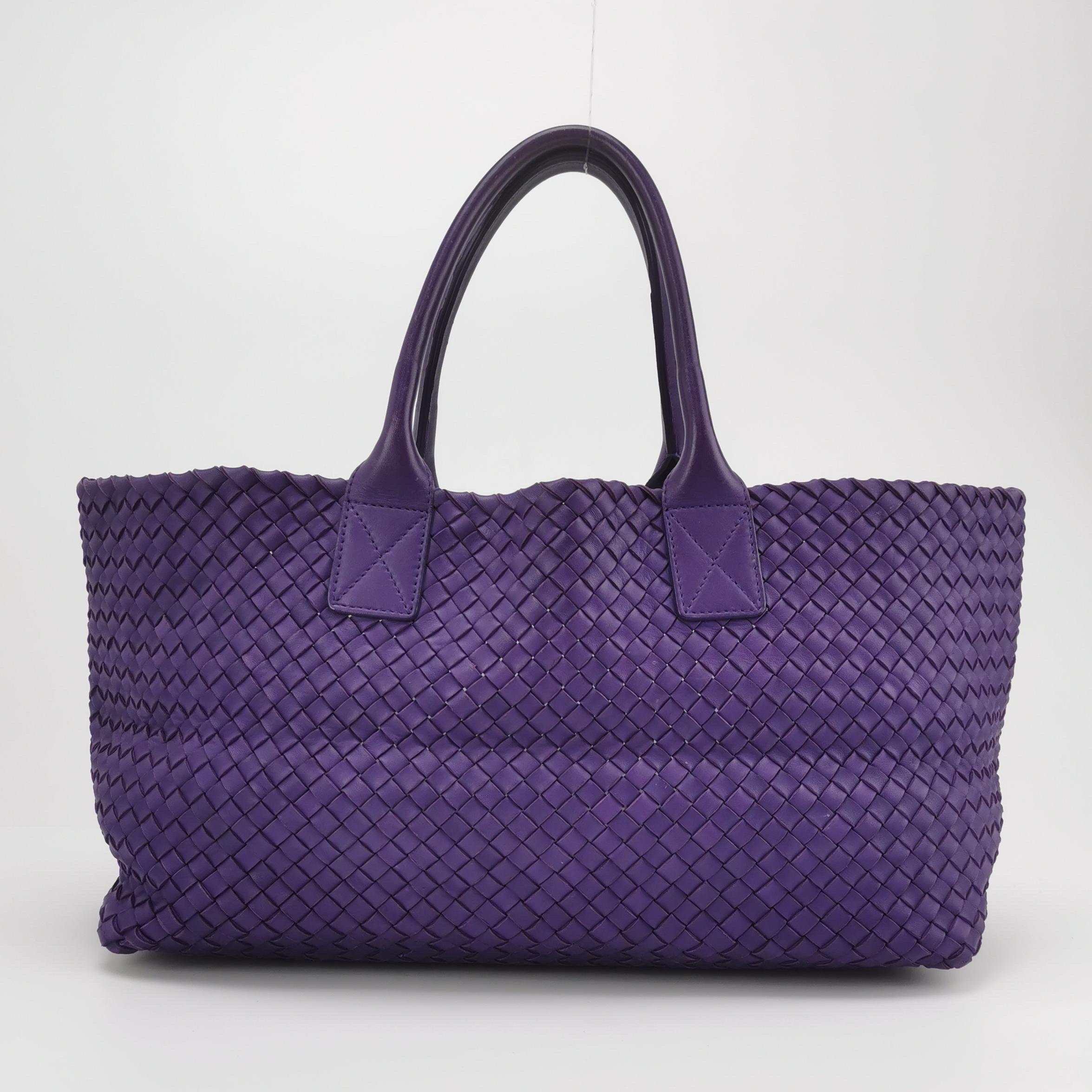 Bottega Veneta Cabat Große Intreccio Leder Tote Bag Lila mit Beutel 40cm im Angebot 11