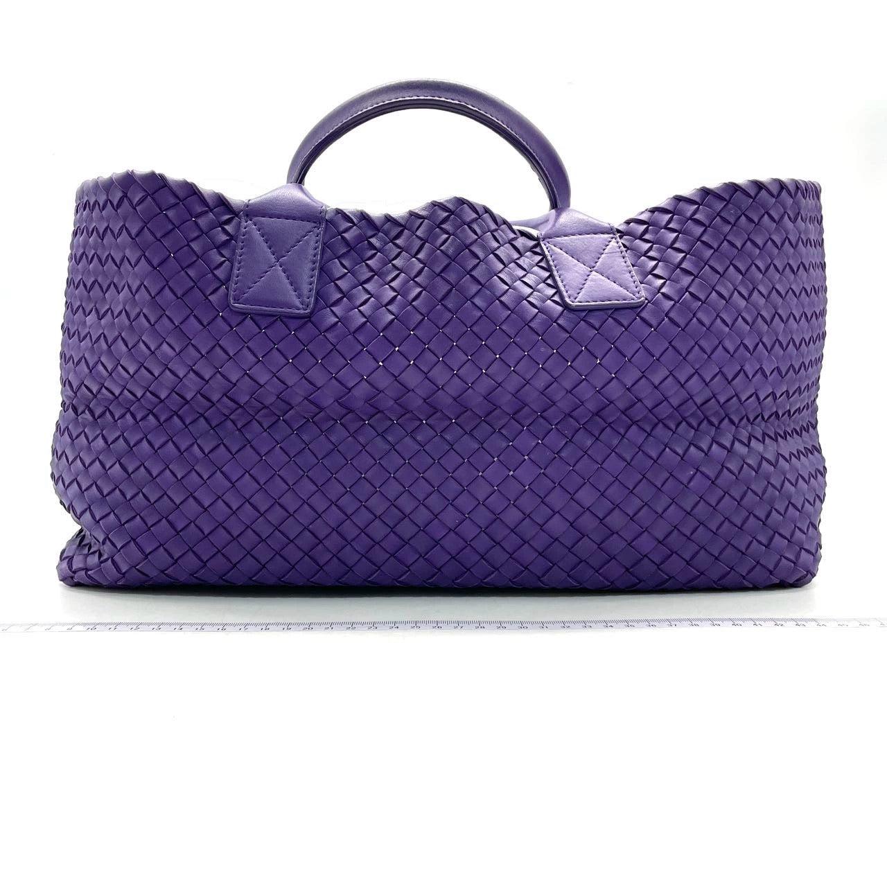 Bottega Veneta Cabat Bolso Tote Grande de Piel Intreccio Morado con Bolsita 40cm
 Estas son fotos profesionales de la bolsa real ofrecida por Luxbags.
 Descubre el lujo sofisticado del Bolso Tote de Piel Bottega Veneta Cabat Intreccio. Deléitate con