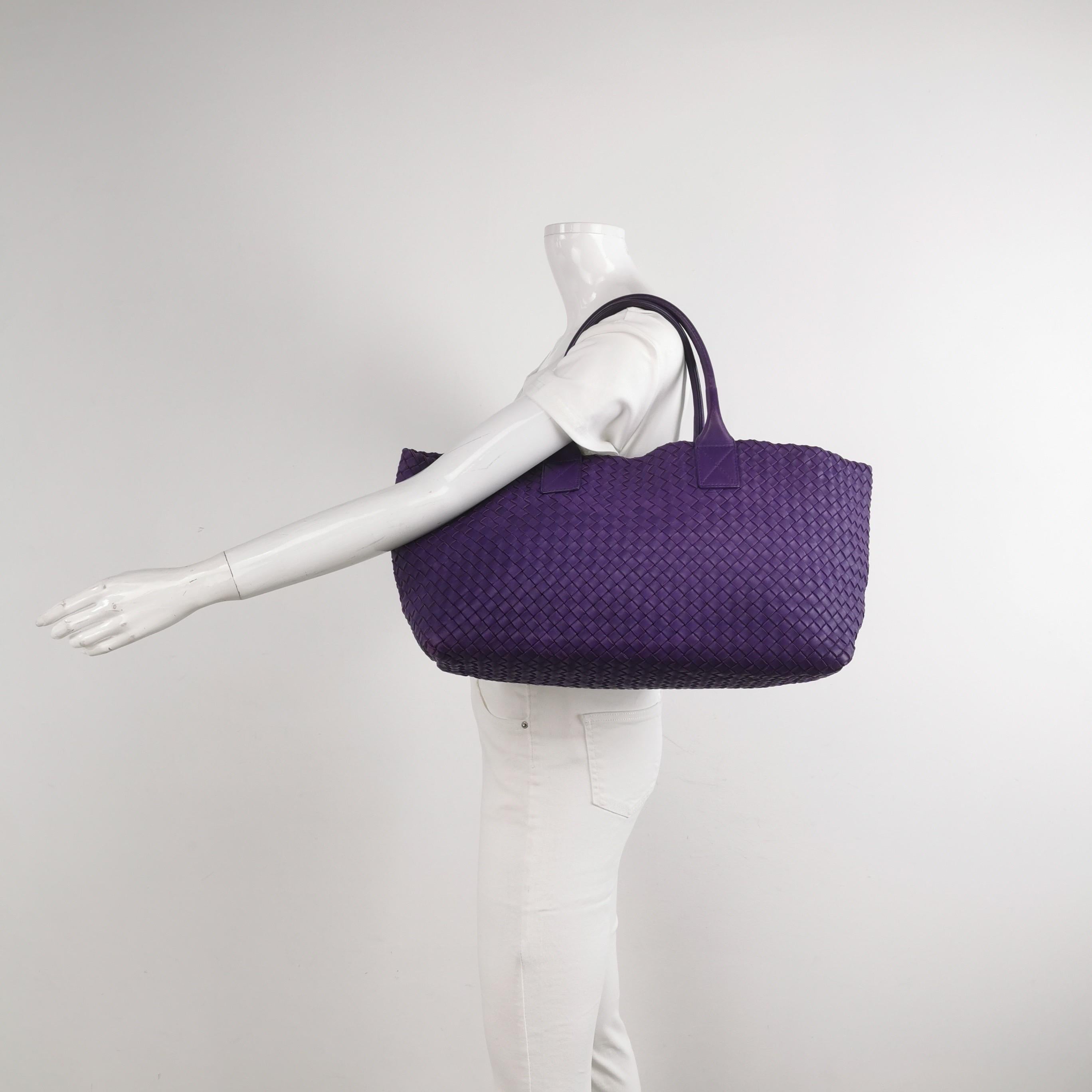 Bottega Veneta Cabat Große Intreccio Leder Tote Bag Lila mit Beutel 40cm
 Dies sind professionelle Fotos der tatsächlich von Luxbags angebotenen Tasche.
 Entdecken Sie den raffinierten Luxus der Bottega Veneta Cabat Intreccio Leather Tote Bag.