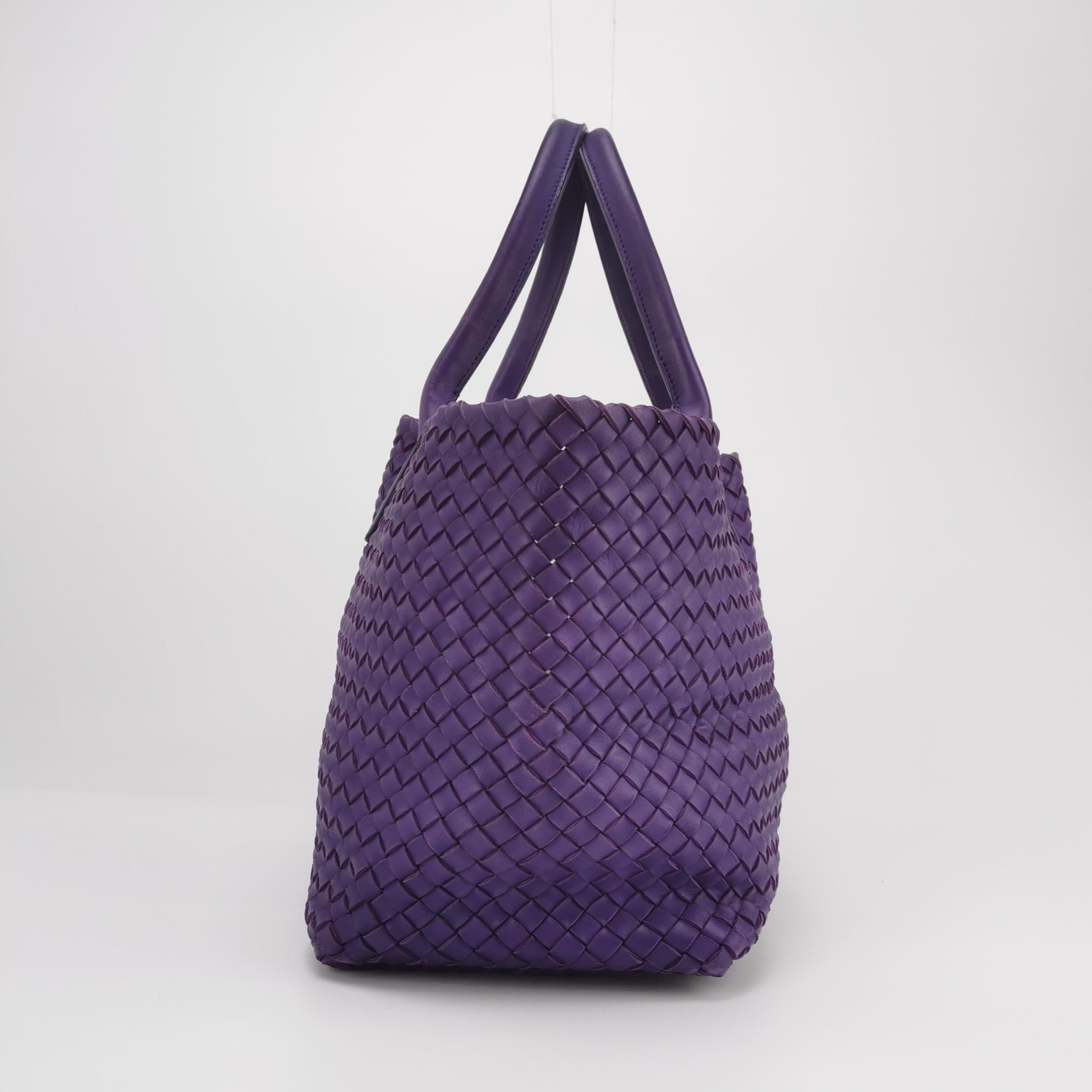 Bottega Veneta Cabat Große Intreccio Leder Tote Bag Lila mit Beutel 40cm (Violett) im Angebot