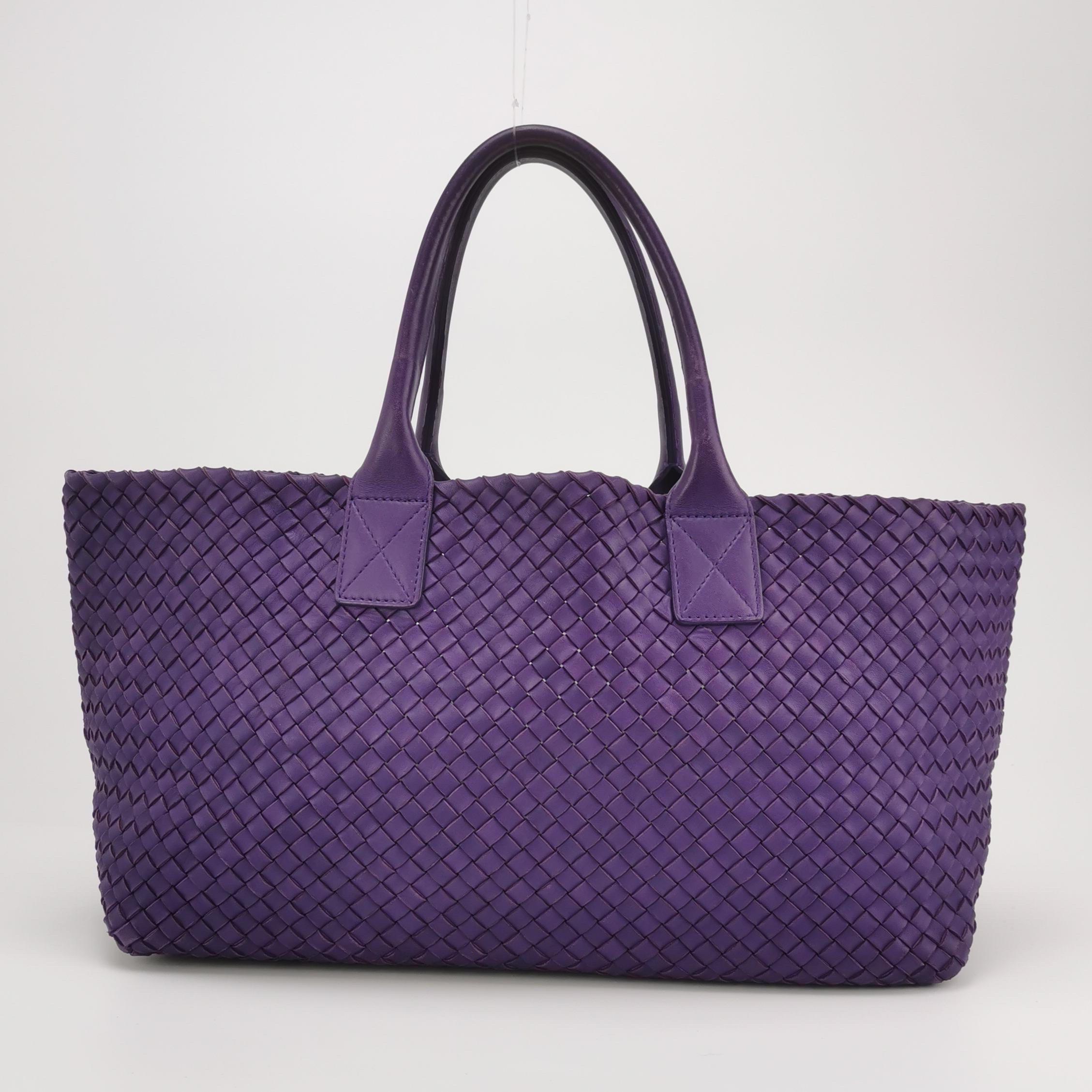 Bottega Veneta Cabat Große Intreccio Leder Tote Bag Lila mit Beutel 40cm im Zustand „Gut“ im Angebot in AUBERVILLIERS, FR