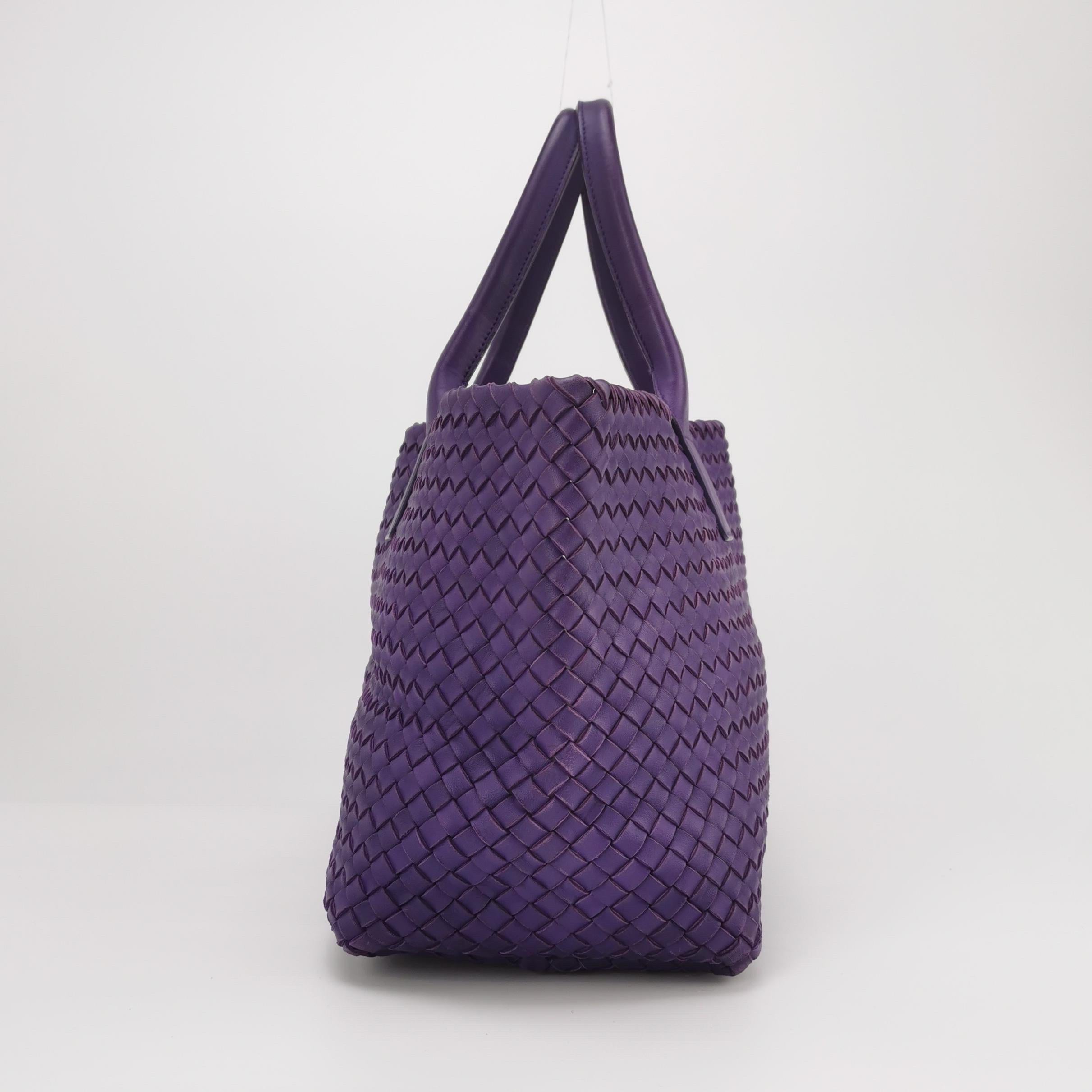 Bottega Veneta Cabat Große Intreccio Leder Tote Bag Lila mit Beutel 40cm Damen im Angebot