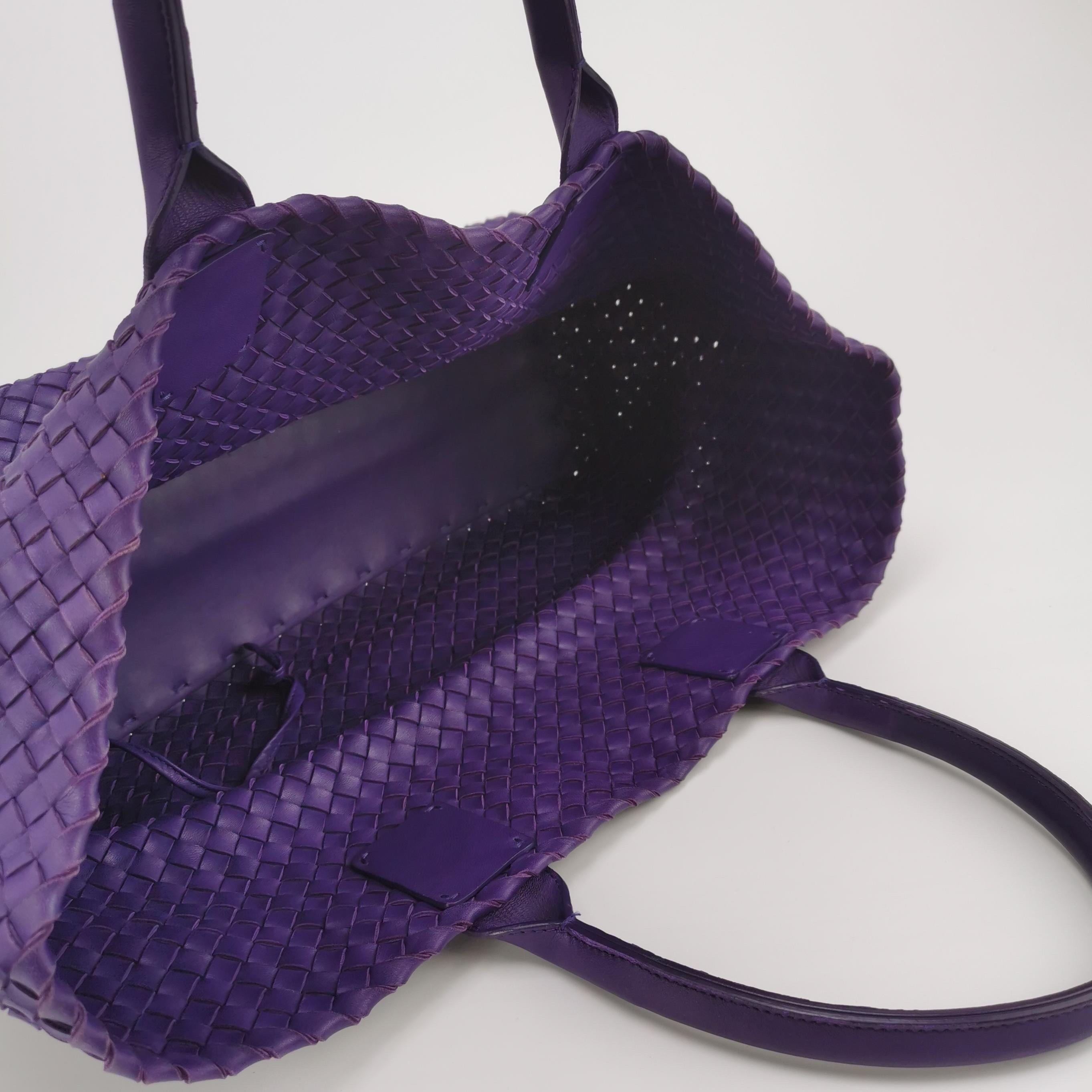 Bottega Veneta Cabat Große Intreccio Leder Tote Bag Lila mit Beutel 40cm im Angebot 1