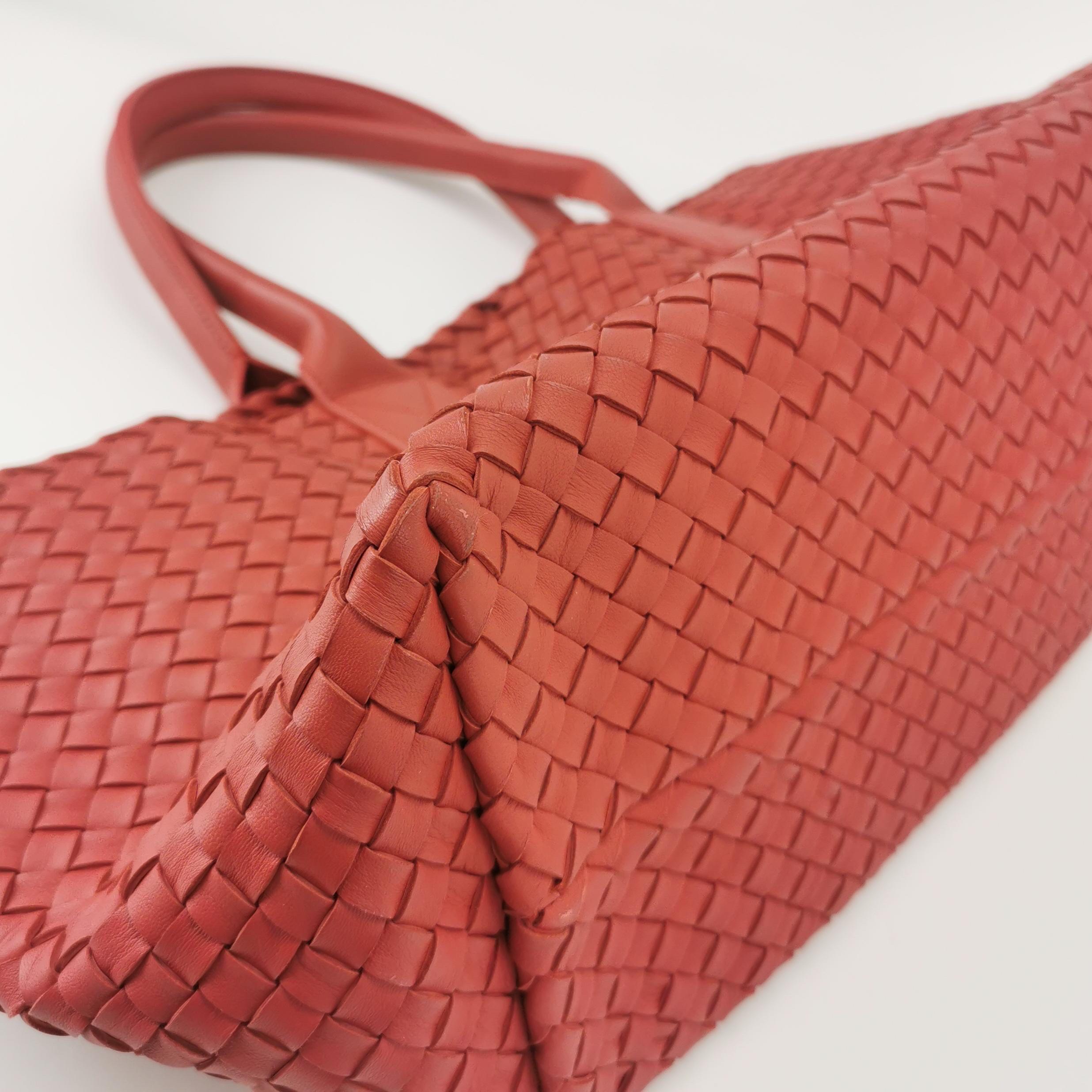Bottega Veneta Cabat Large Intreccio Leather Tote Bag Red 40cm en vente 6