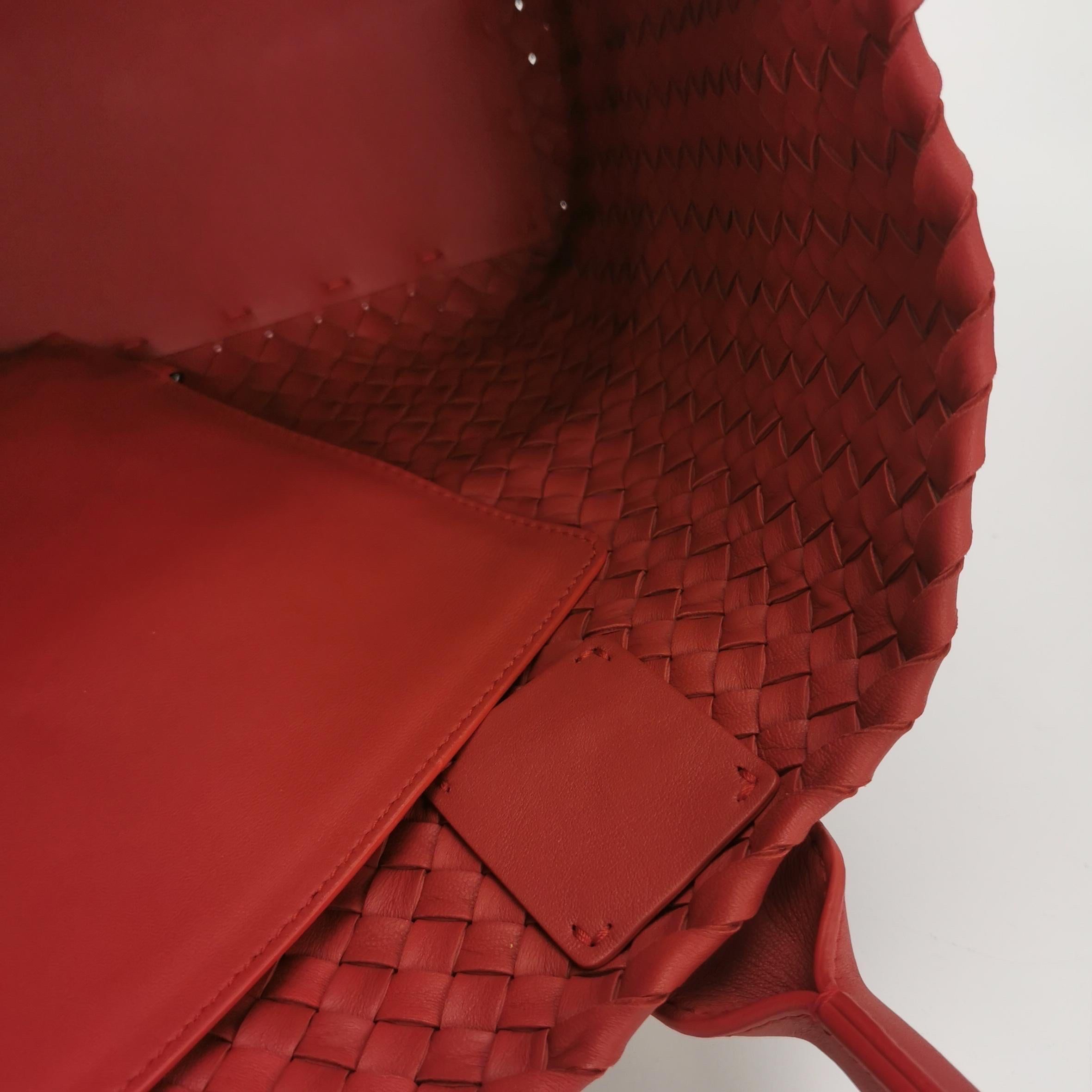 Rouge Bottega Veneta Cabat Large Intreccio Leather Tote Bag Red 40cm en vente