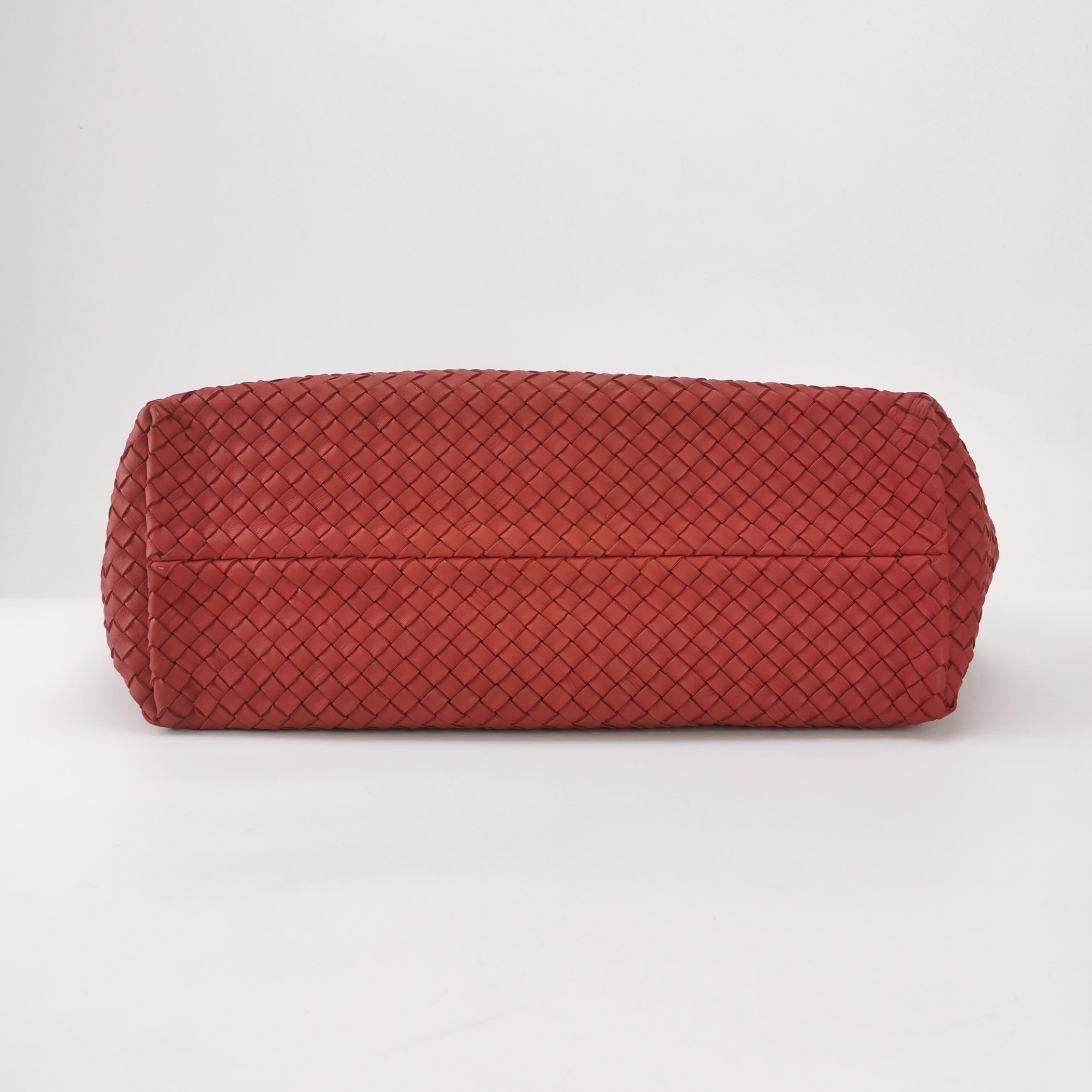 Bottega Veneta Cabat Large Intreccio Leather Tote Bag Red 40cm Bon état - En vente à AUBERVILLIERS, FR