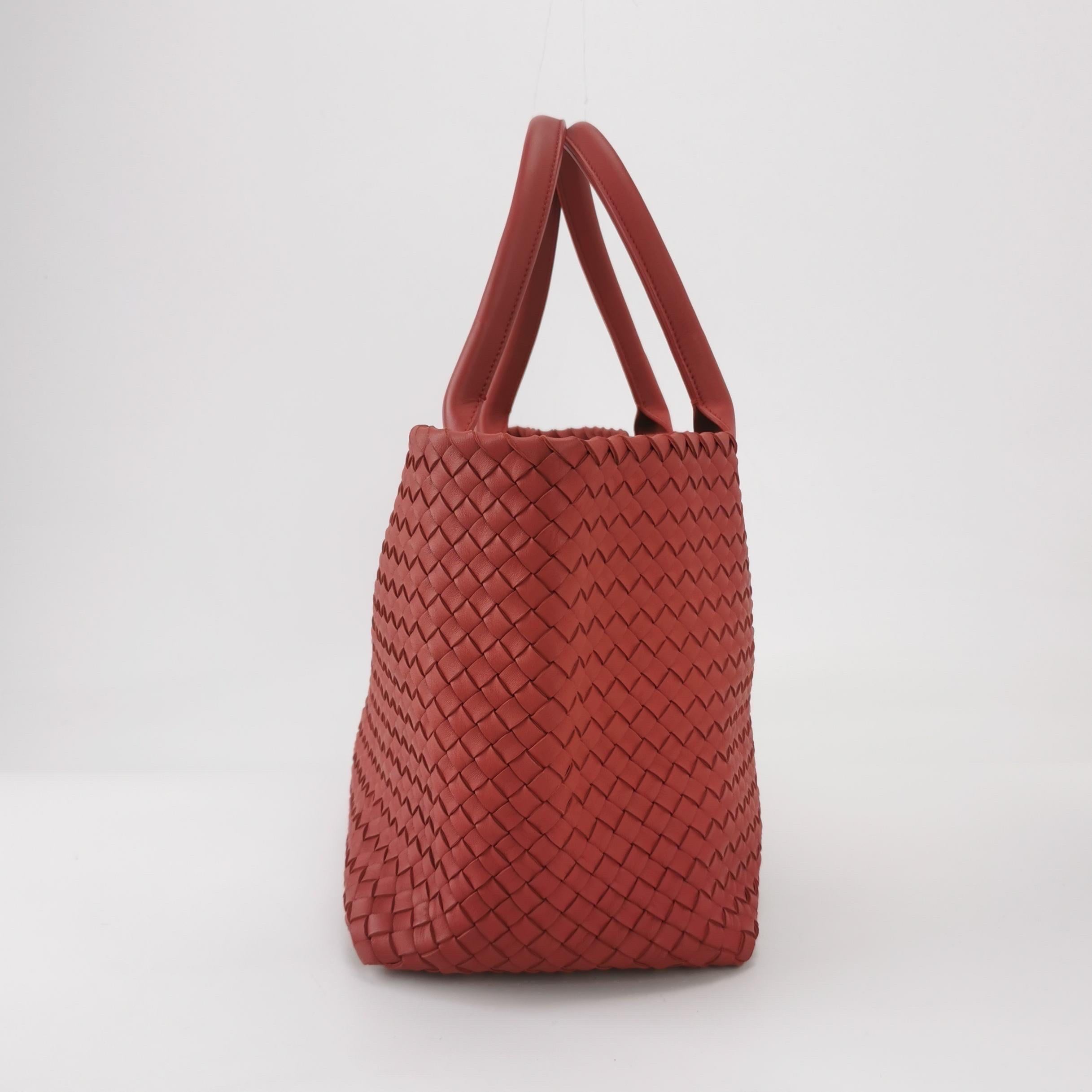 Bottega Veneta Cabat Large Intreccio Leather Tote Bag Red 40cm Pour femmes en vente