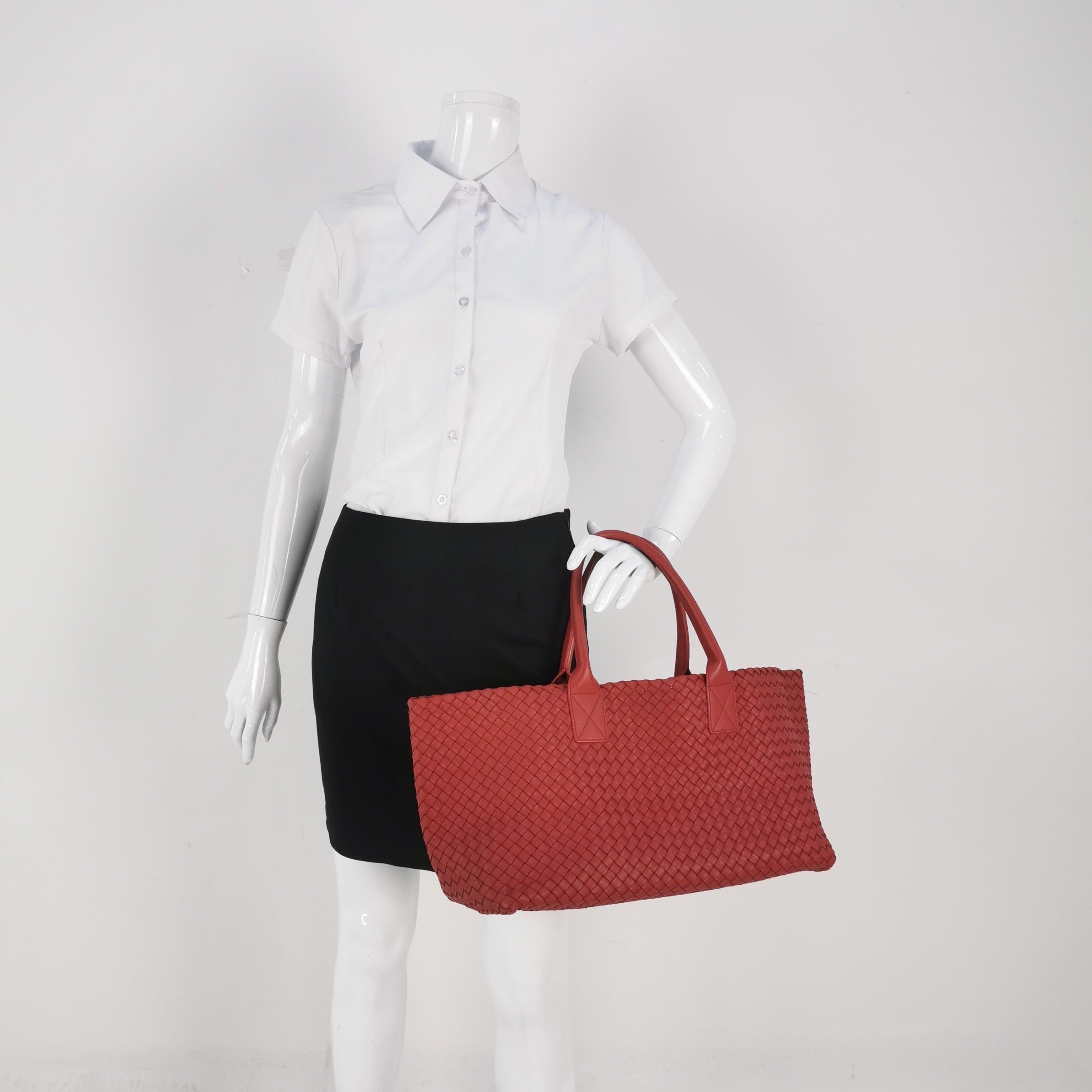 Bottega Veneta Cabat Large Intreccio Leather Tote Bag Red 40cm en vente 1
