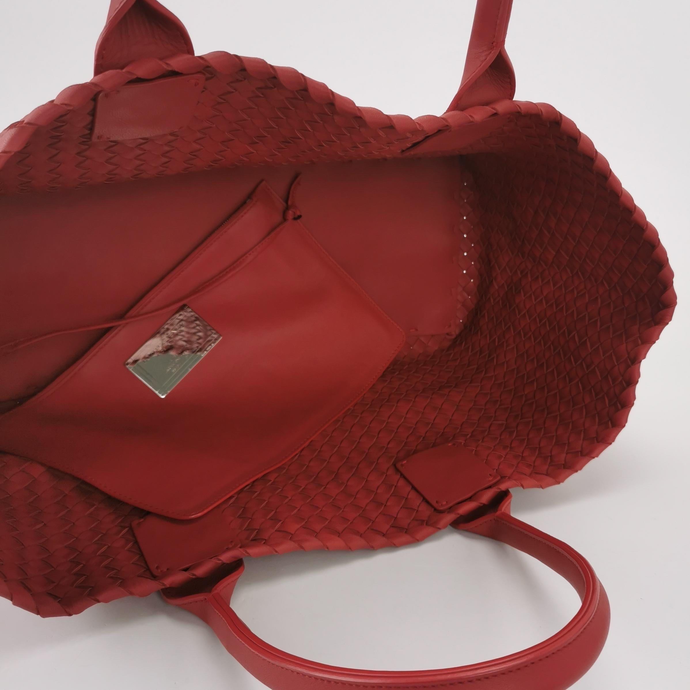 Bottega Veneta Cabat Large Intreccio Leather Tote Bag Red 40cm en vente 2