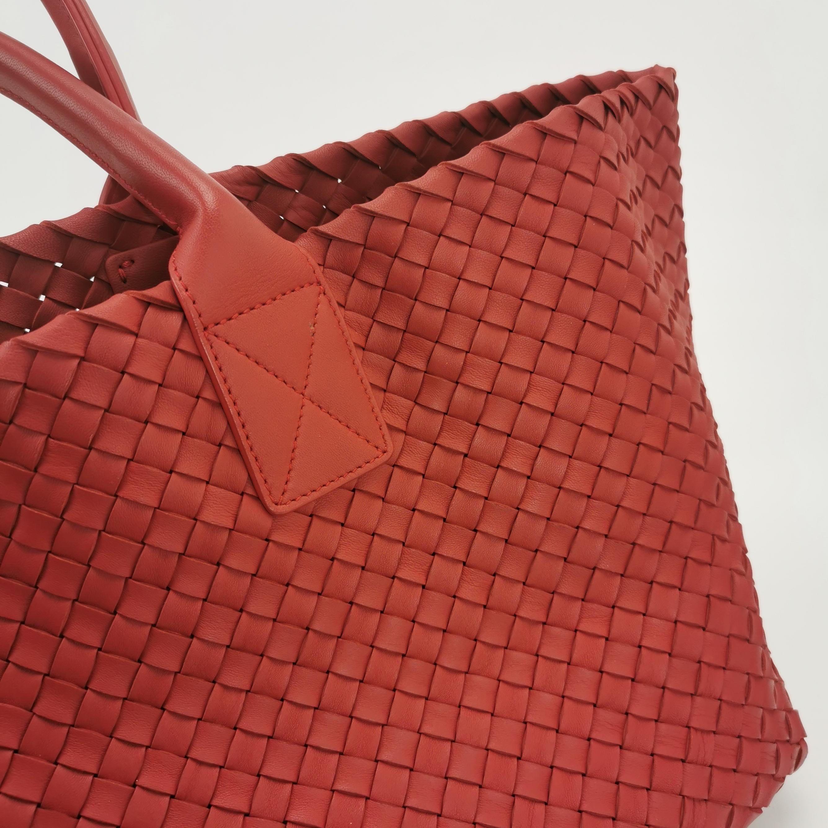 Bottega Veneta Cabat Large Intreccio Leather Tote Bag Red 40cm en vente 4